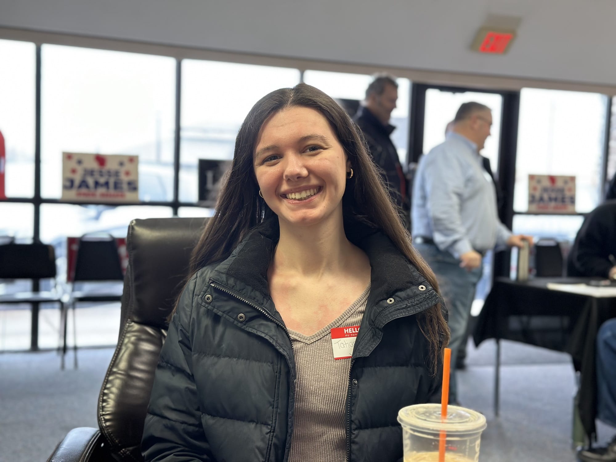 Man sieht eine junge  lächelnde Frau.