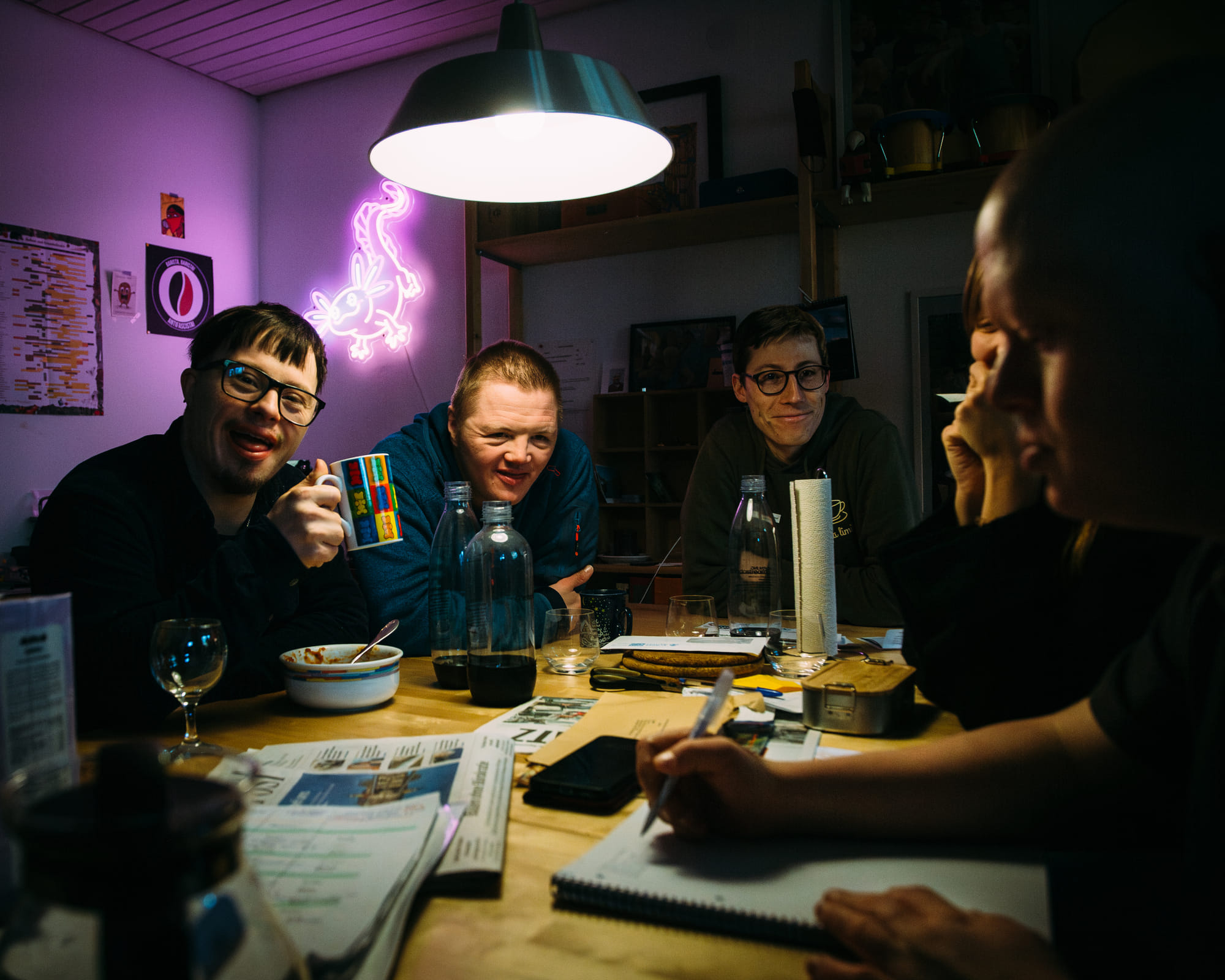 Fabian, Christian und Lukas (von links) beraten zusammen mit Anni und Nico, was eingekauft werden muss. 