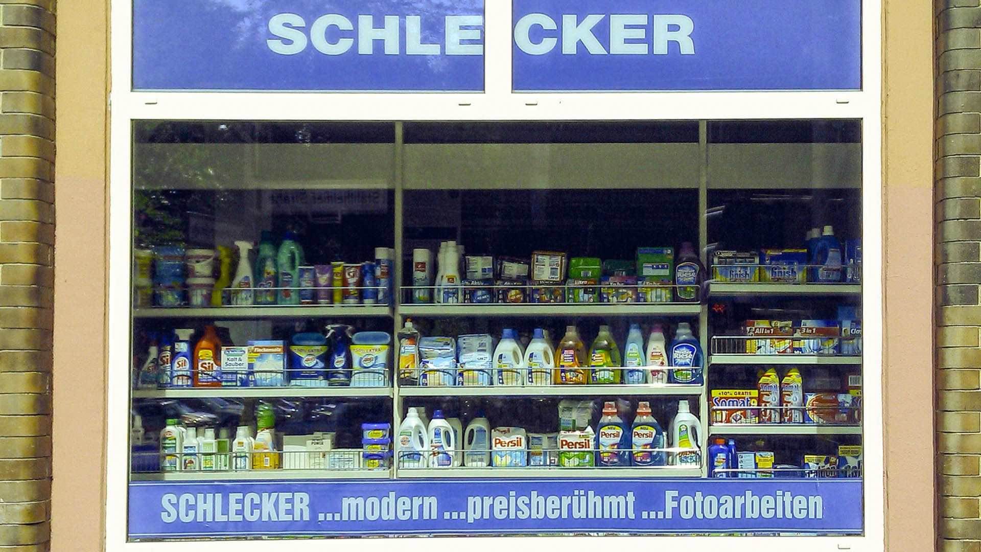 Alte Schlecker-Fensterdeko: "... modern ... preisberühmt ... Fotoarbeiten"