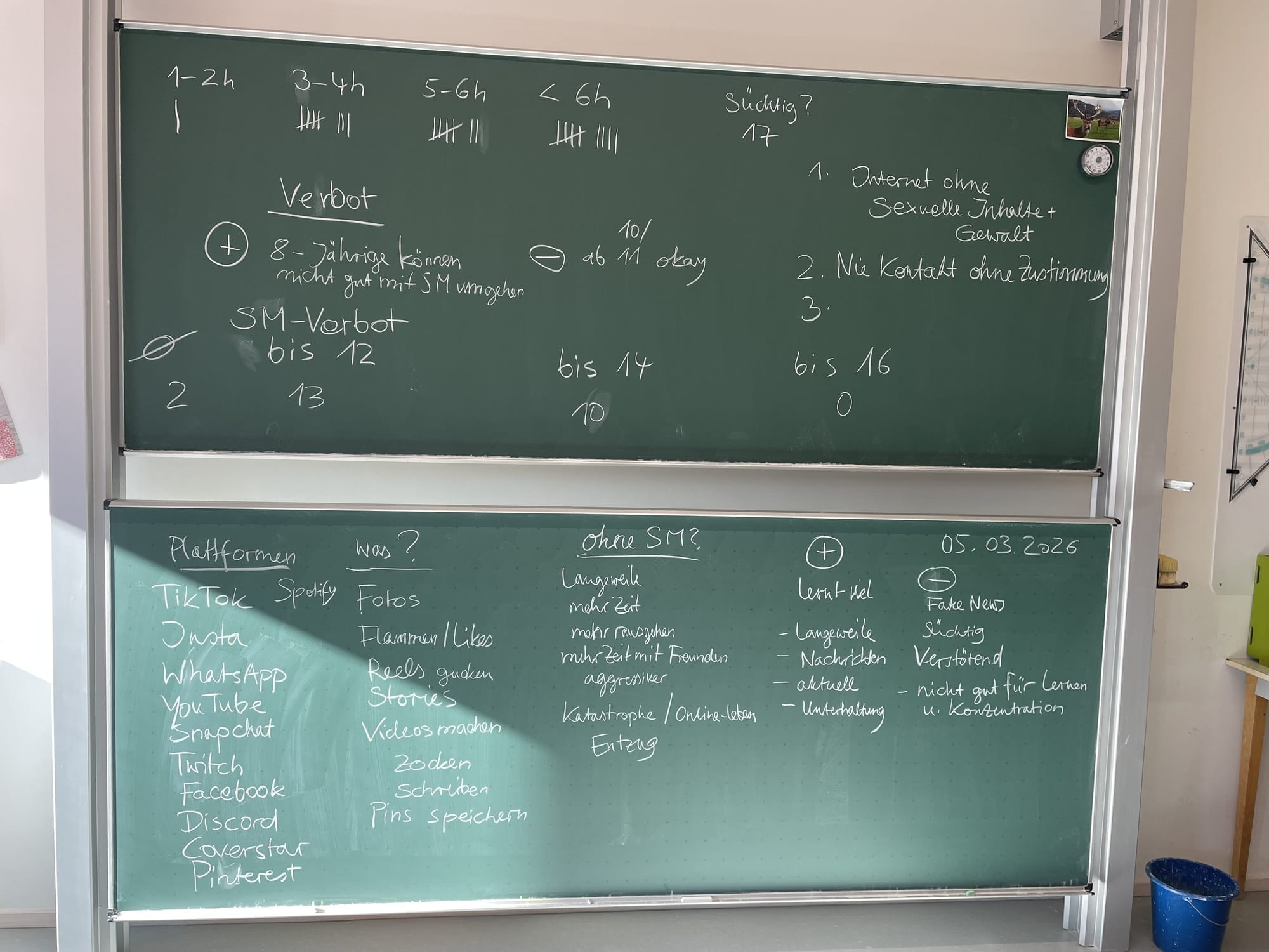 Auf der Tafel stehen viele Wörter zum Thema Social-Media