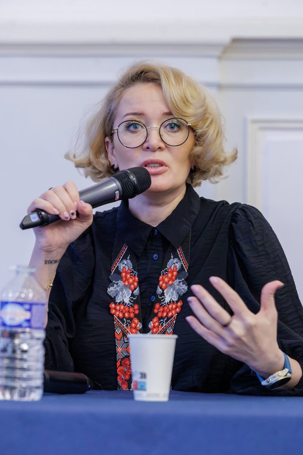 Anastasiia spricht in ein Mikrofon.