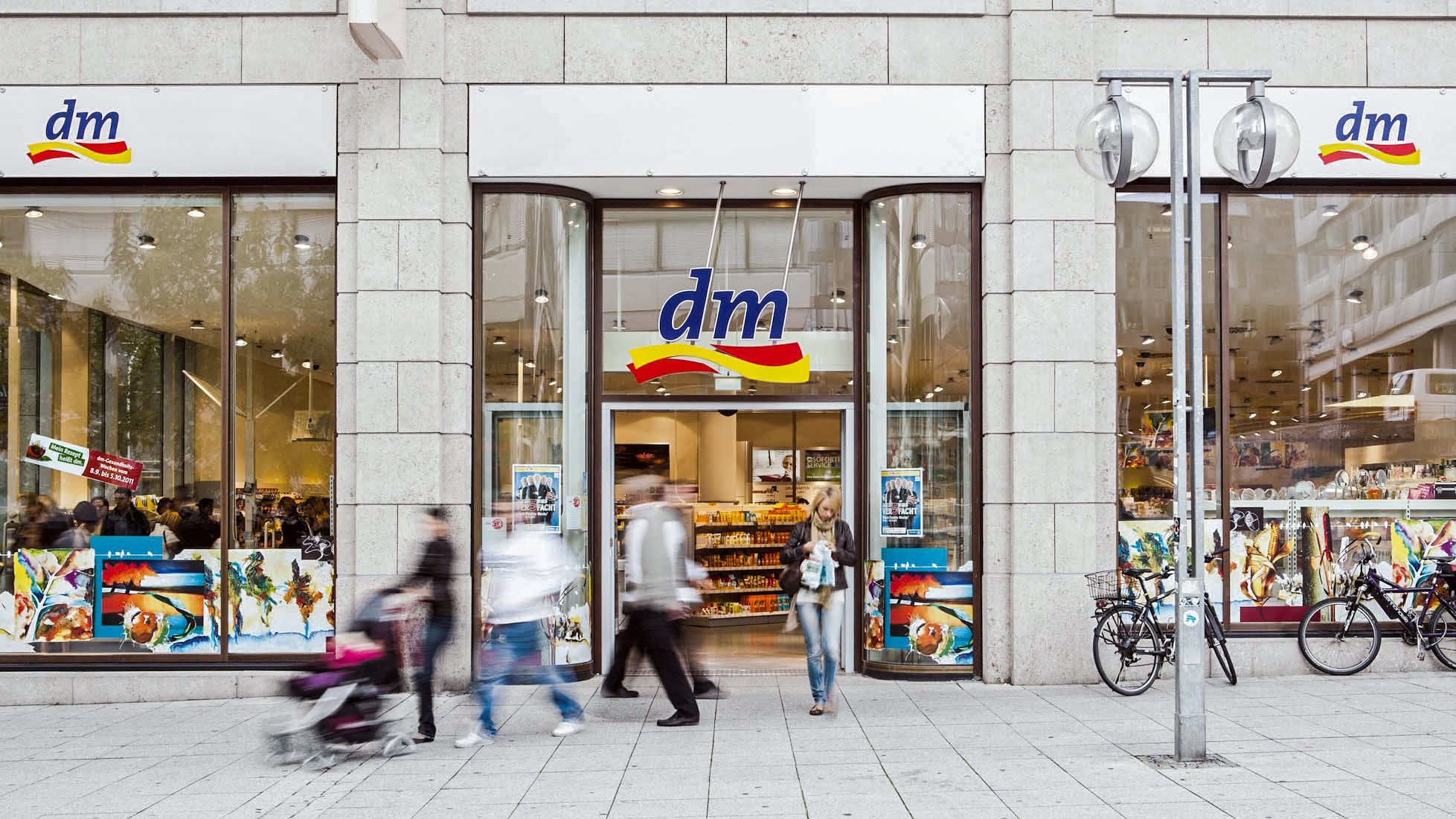 dm eröffnet vor allem moderne große Läden in attraktiven Stadtlagen.