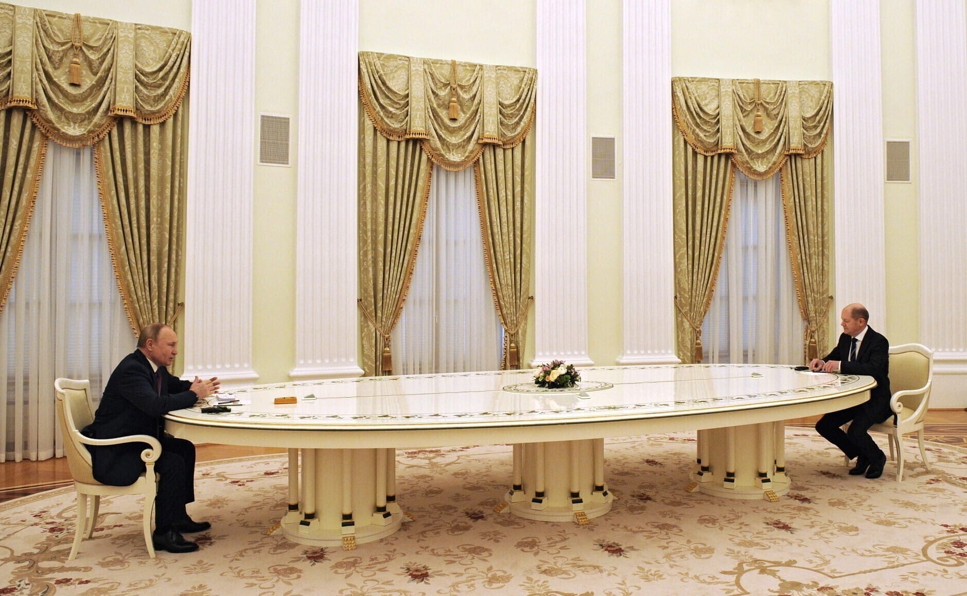 Ein Treffen zwischen Vladimir Putin und Olaf Scholz an einem sehr langen Tisch, 15. Februar 2022.