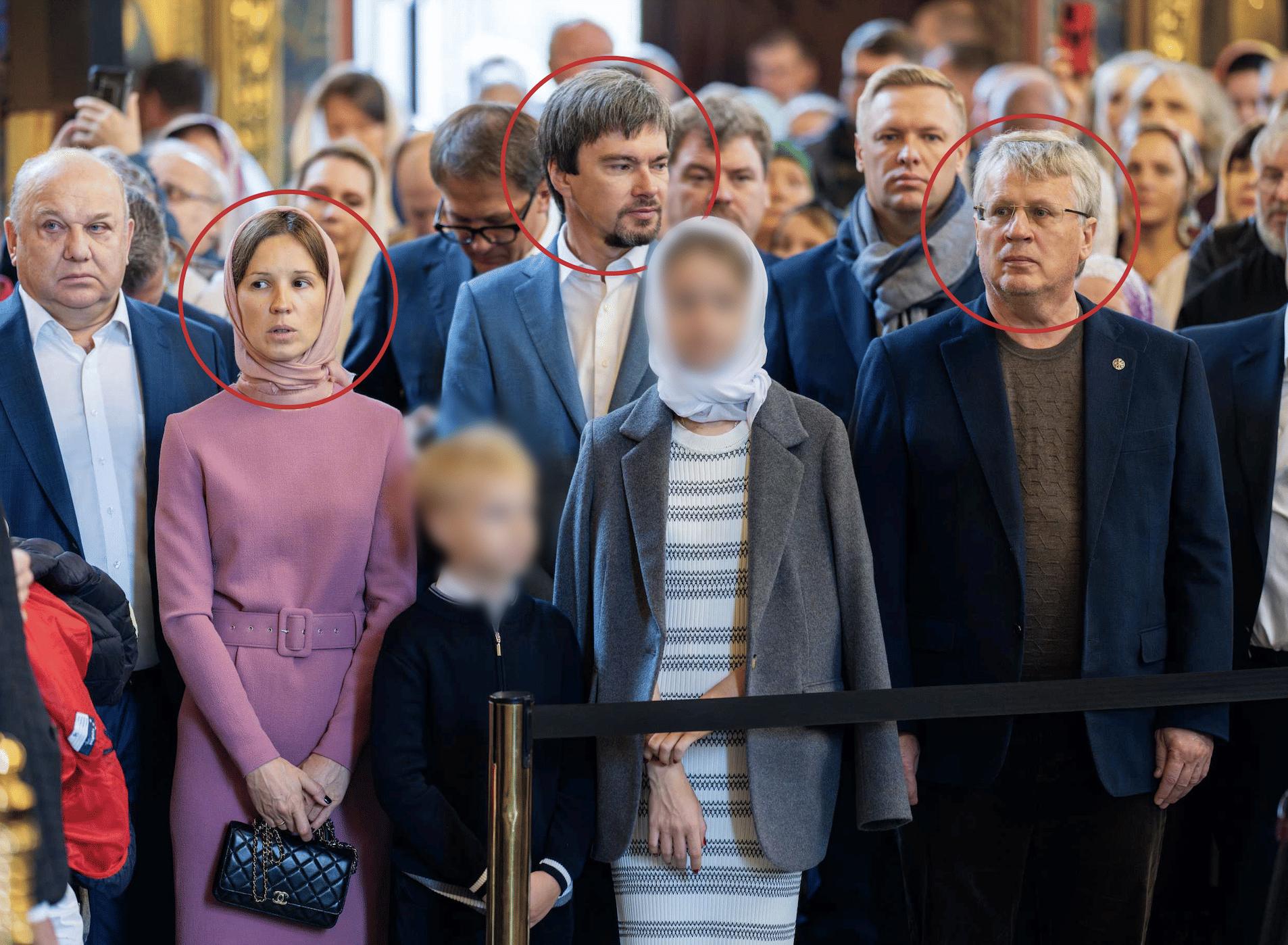 Man sieht eine Gruppe Menschen beim Gottesdienst.