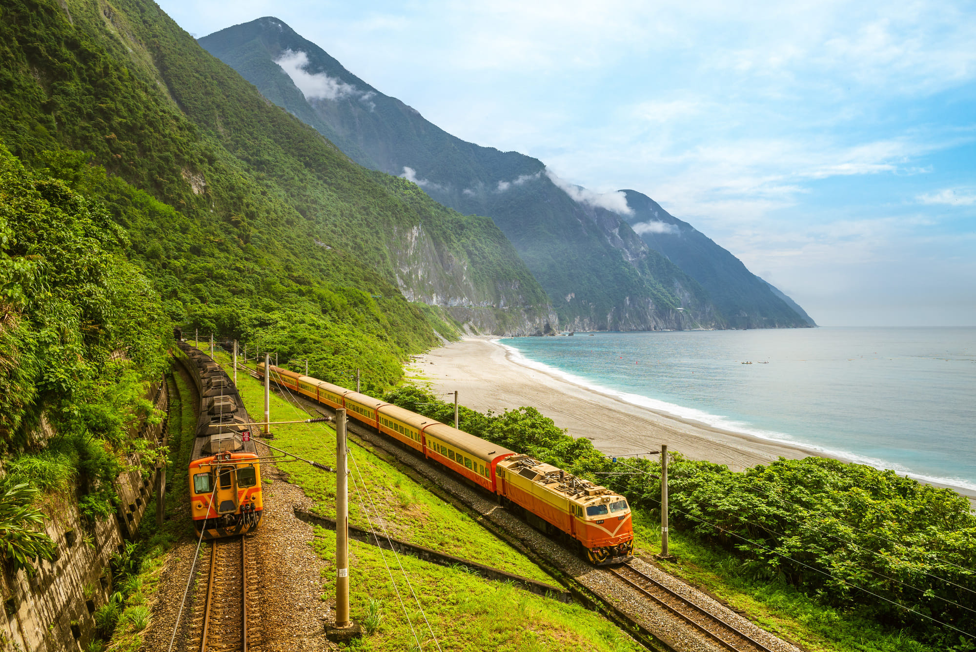 Züge an der Ostküste Taiwans in der Nähe der Qingshui-Klippe, Hualien.