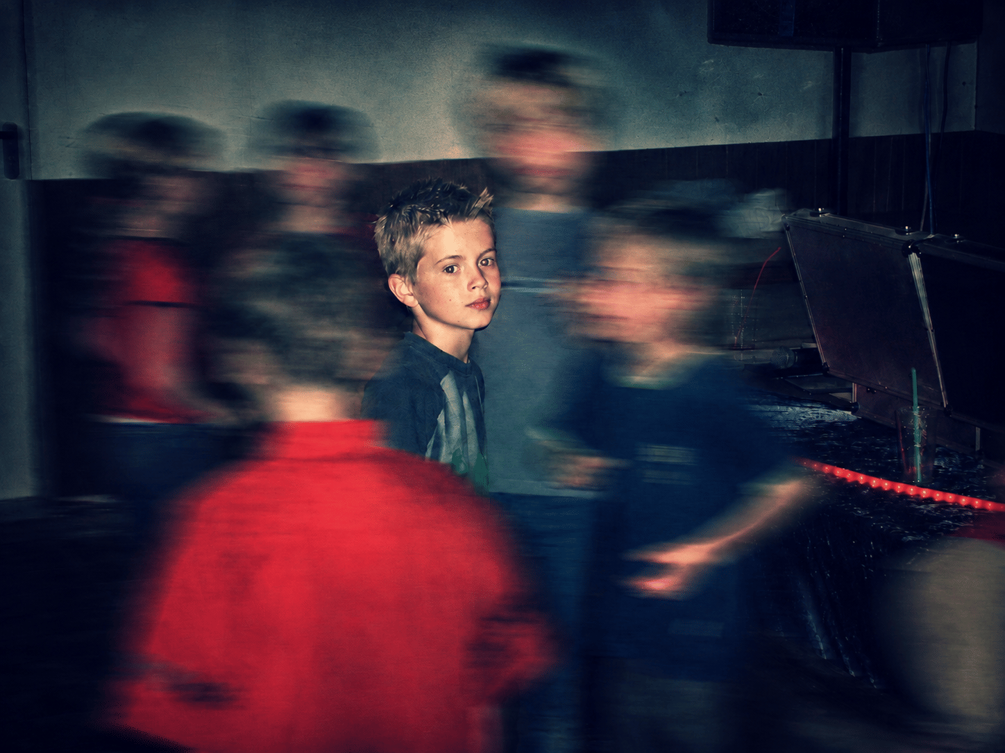 Ein altes Foto aus dem Jahr 2003, das mich tanzend in einer Zetlager-Disco zeigt.