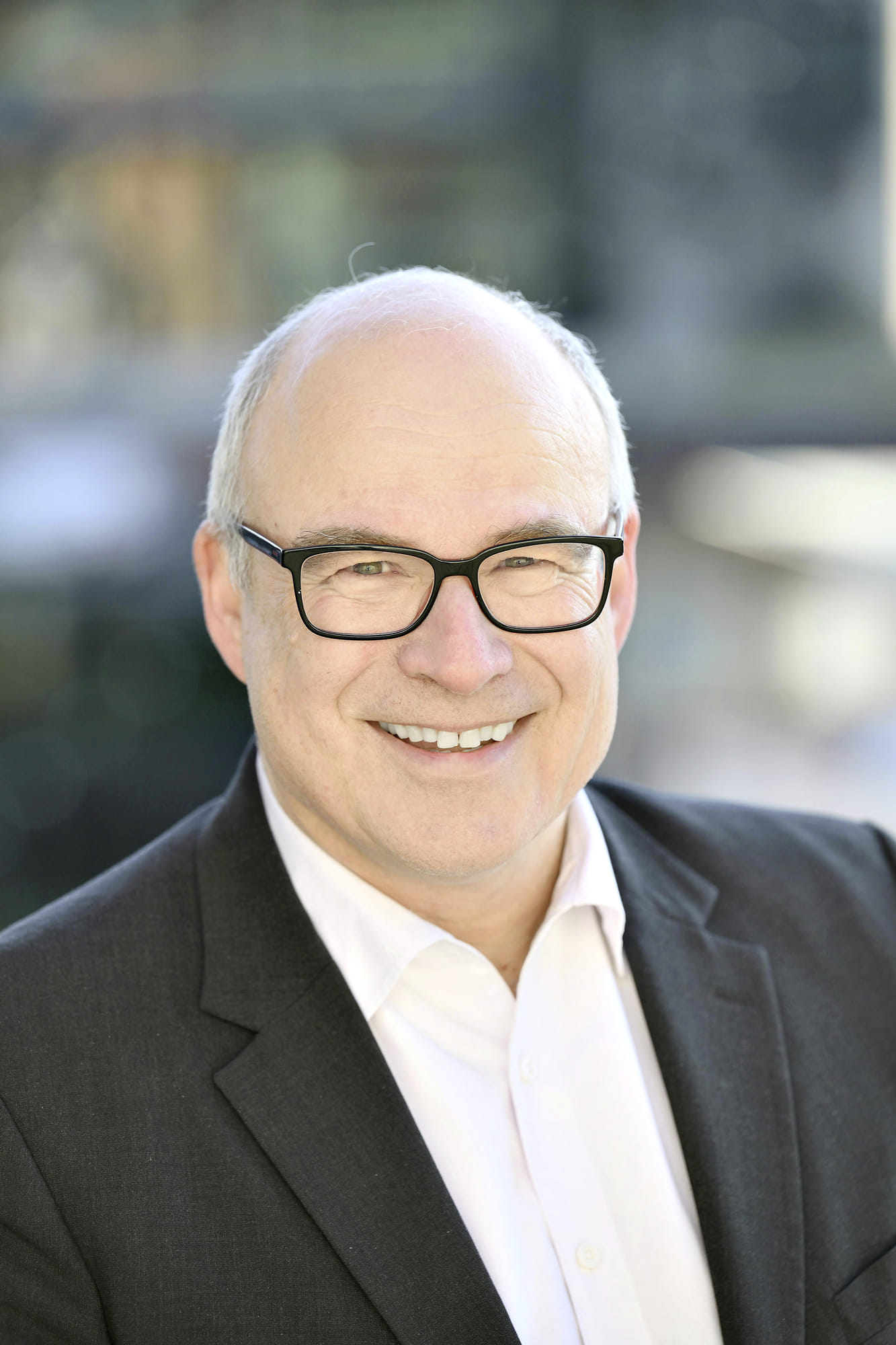 Bild von Ties Rabe, grauhaariger Mann mit Brille