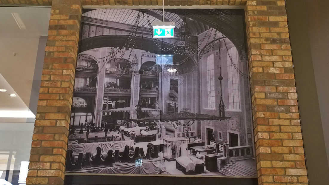 Schaufenster in die Warenhaus-Vergangenheit: Die "Mall of Berlin" schmückt sich mit Bildern des früheren Wertheim am gleichen Platz.