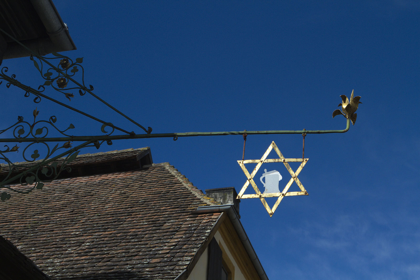 Tatsächlich ist das Hexagramm hier kein Davidsstern, sondern ein traditionelles Ausschankzeichen.