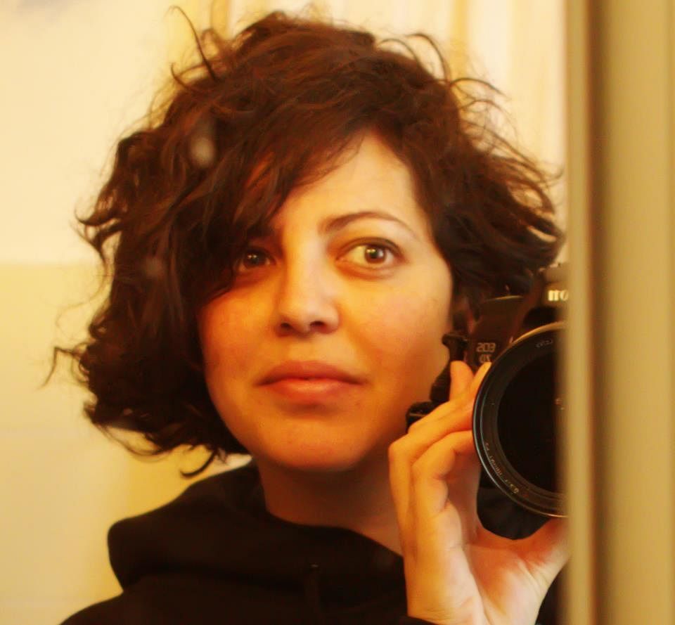 Merav Maroody ist Set-Fotografin (camerav.wordpress.com), Künstlerin und Drehbuchautorin. Sie hat bei Filmproduktionen in den USA, Europa und Israel gearbeitet, unter anderen mit Douglas Milsome ("The Shining", "Full Metal Jacket"), David Hasselhoff und Jean-Claude Van Damme und Alexander Fehling. Sie lebt in Berlin
