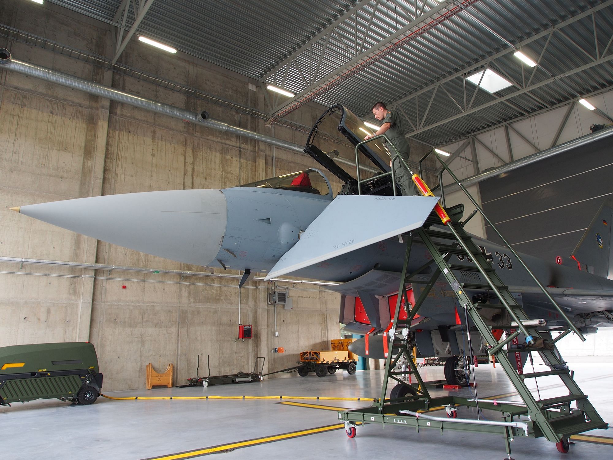 Ein deutscher Eurofighter in der "Box" auf der Luftwaffenbasis Ämari