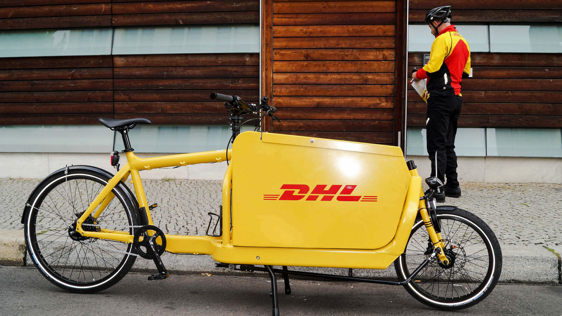 DHL lässt Pakete in "Parcycles" mit verschließbarer Transportbox zustellen - aber nur testweise.