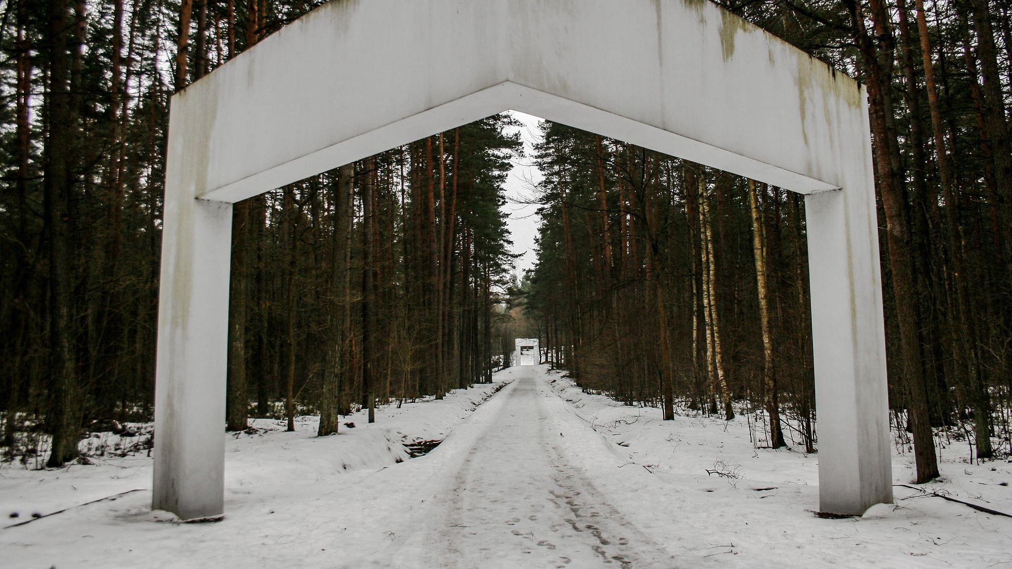 Die blutigen Wälder Rigas: Neben Rumbula ist auch Bikernieki Ort der Erinnerung. Zwischen 1941 und 1944 wurden hier rund 35.000 Menschen ermordet und in 55 Massengräbern verscharrt.