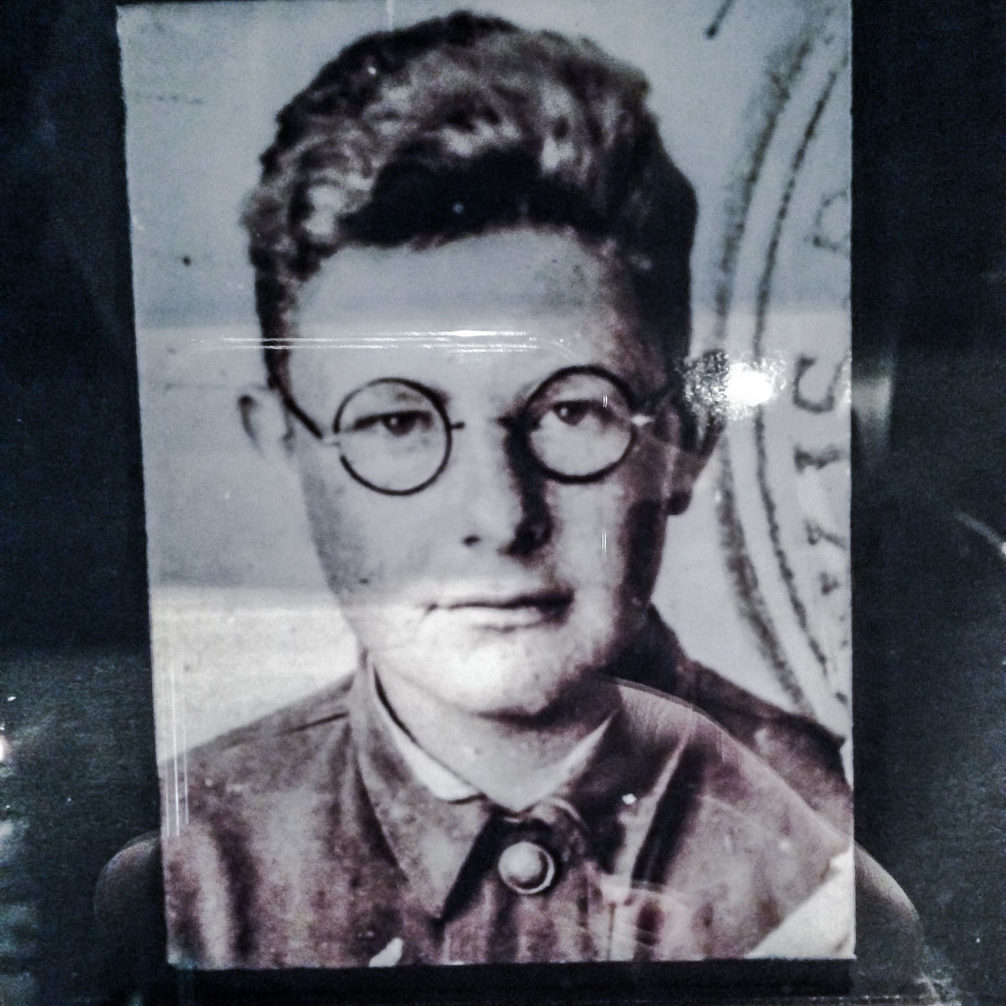Blick in die Leere: Porträt des jungen Margers Vestermanis, aufgenommen kurz nach Kriegsende im Mai 1945.