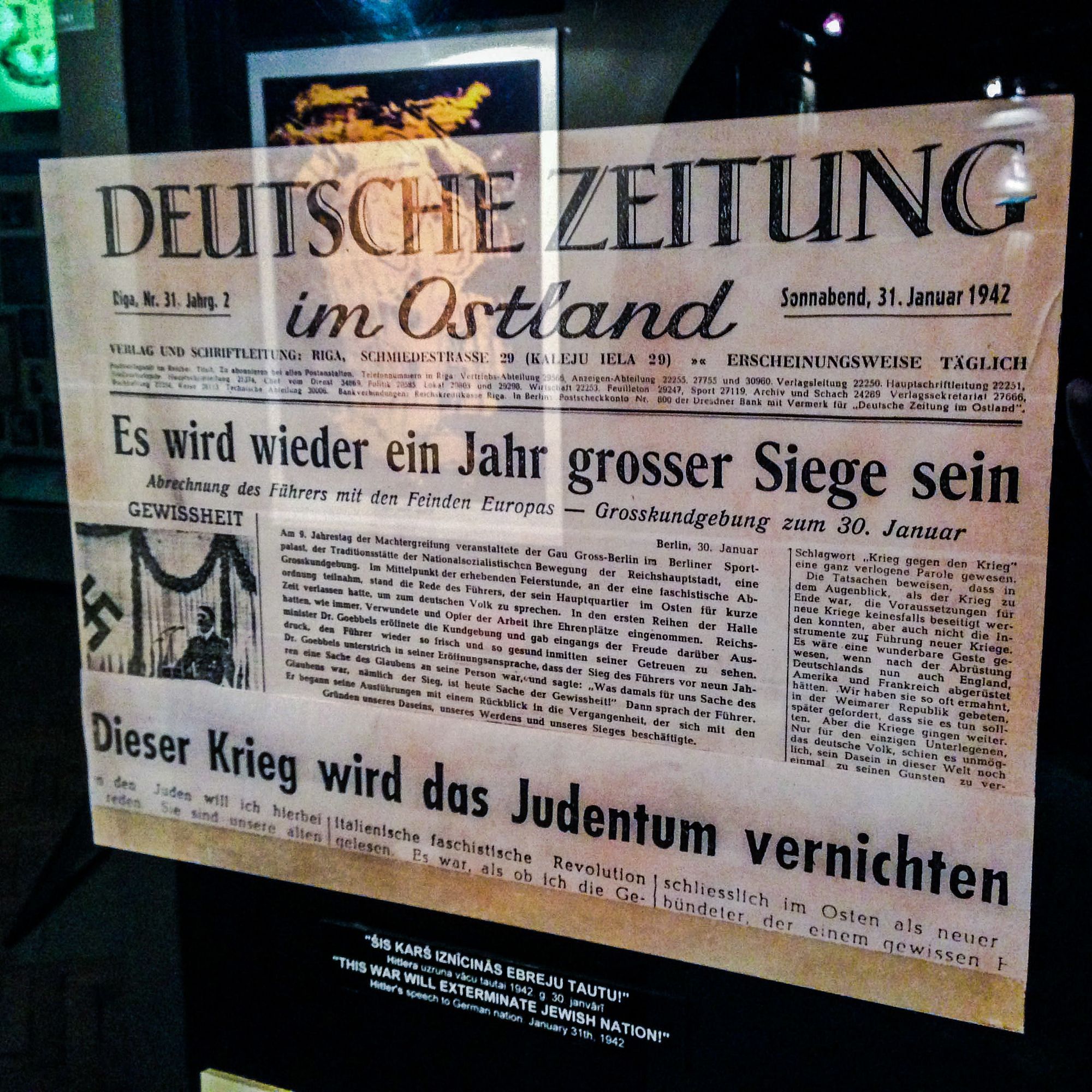 Sprachterror aus der Kriegsmitte. Die Zeitungsseite ist Ausstellungsstück des Museums "Juden in Lettland".
