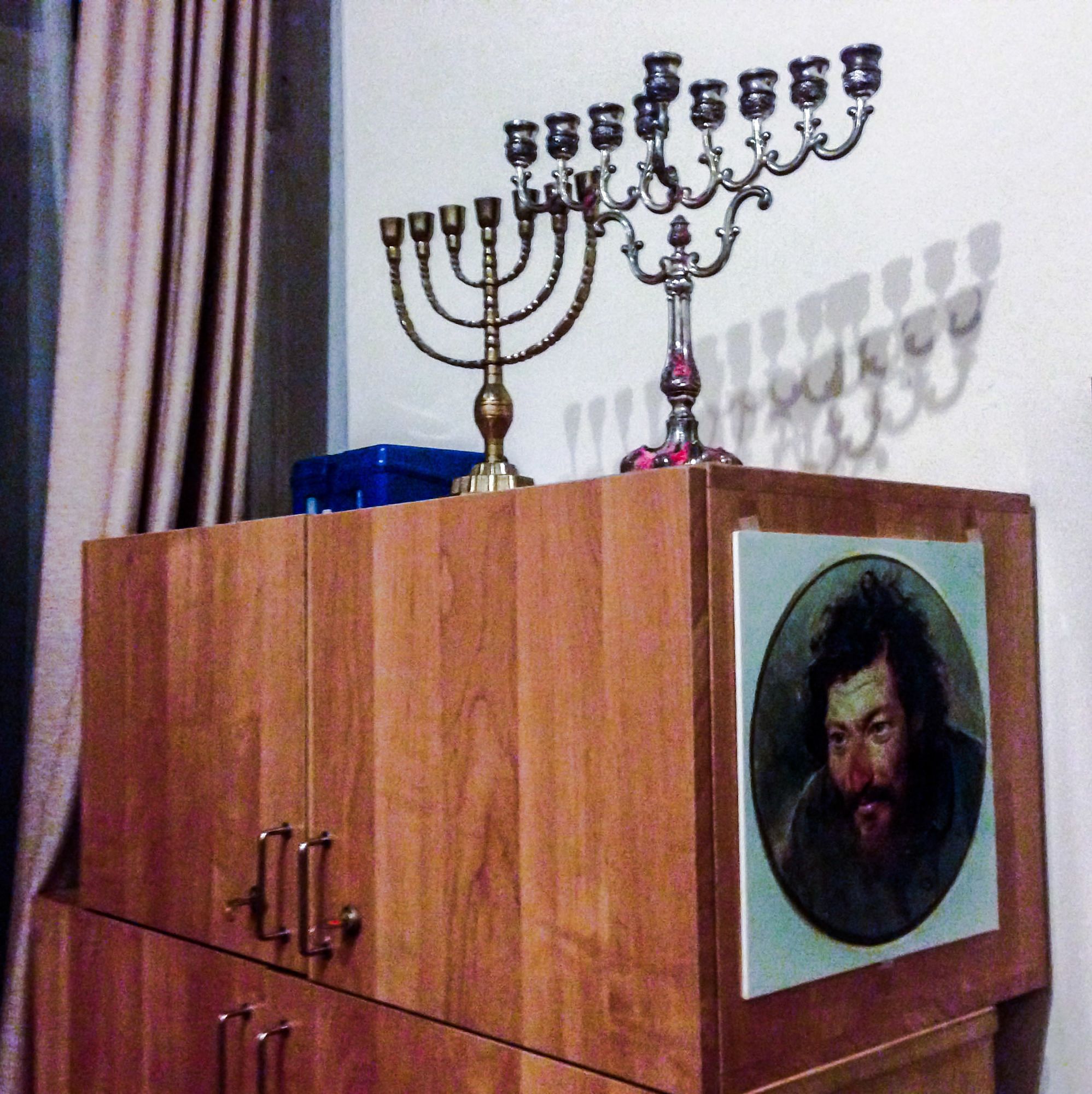 Symbol der Wiederaneignung von Geschichte: Gleich zwei Menorot auf dem Schrank hinter Vestermanis' Schreibtisch.