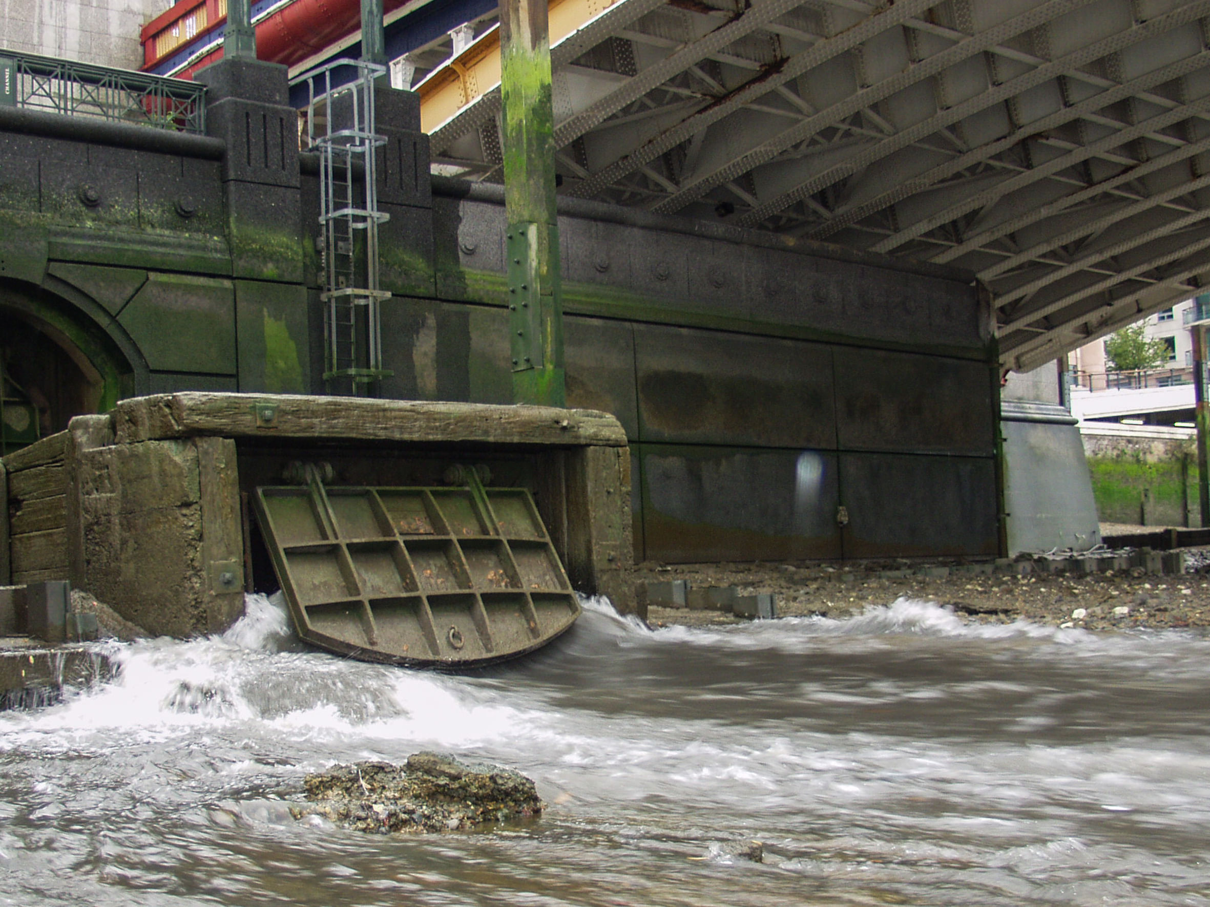 An der Vauxhall Bridge in London ergießt sich der Kanalisations-Überlauf in die Themse