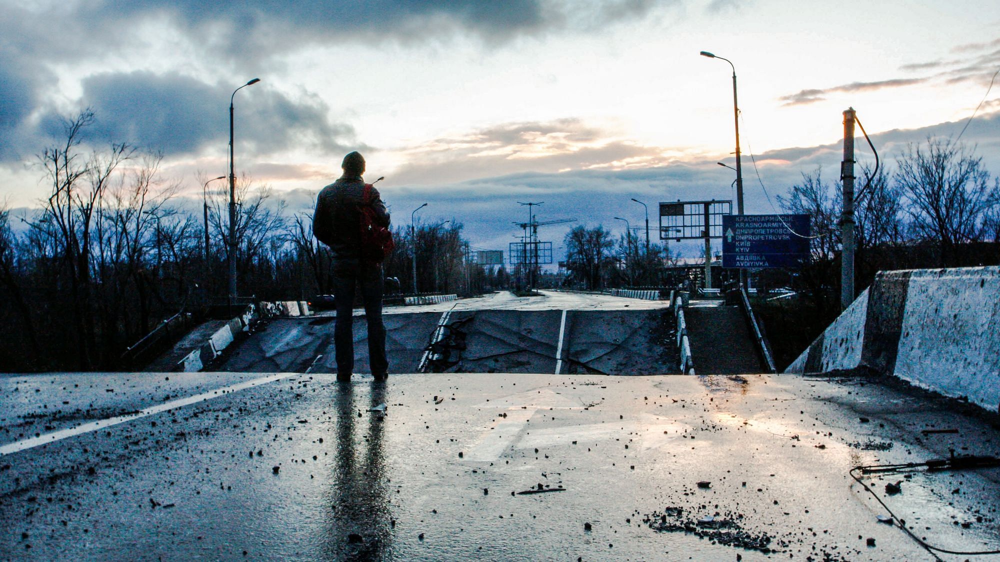 Die Brücke zum Flughafen Donezk wurde von den Separatisten bei einem Durchbruchversuch der Ukrainer gesprengt.