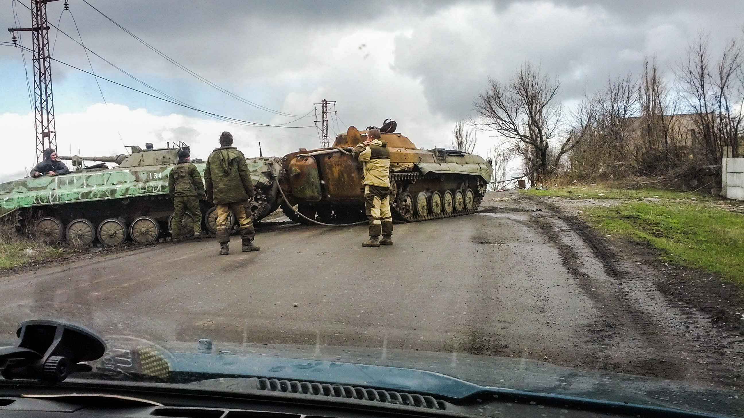 Auch zwei Monate nach Ende der Schlacht um Debalzewo steht auf den Straßen der Stadt noch zerstörtes Kriegsgerät. Hier schleppen Separatisten einen beschädigten Panzer ab.