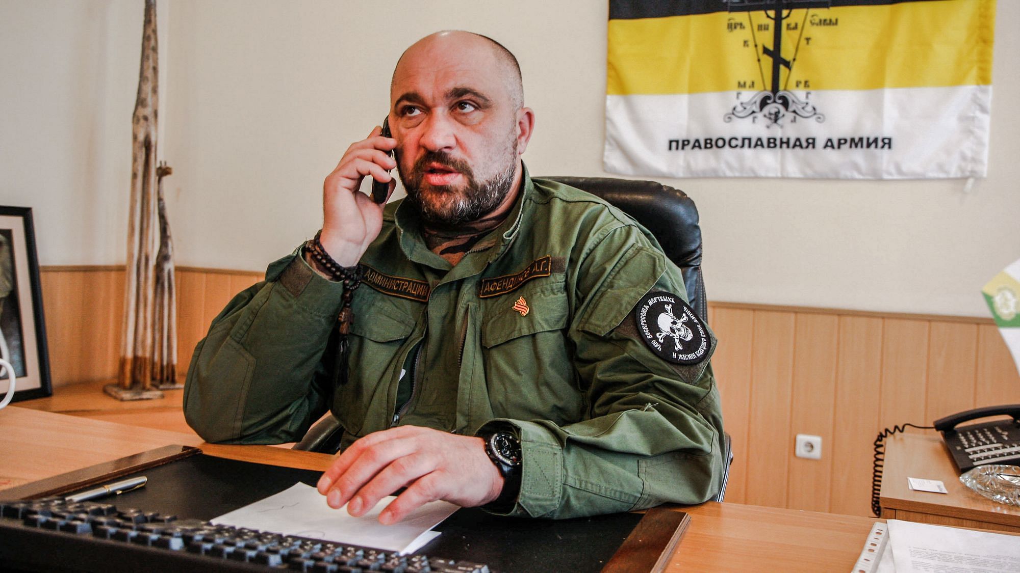 Am Schreibtisch des Bürgermeisters der Stadt Debalzewo sitzt jetzt Alexander Afendikow. Hinter ihm eine Flagge mit der Aufschrift: "Orthodoxe Armee".
