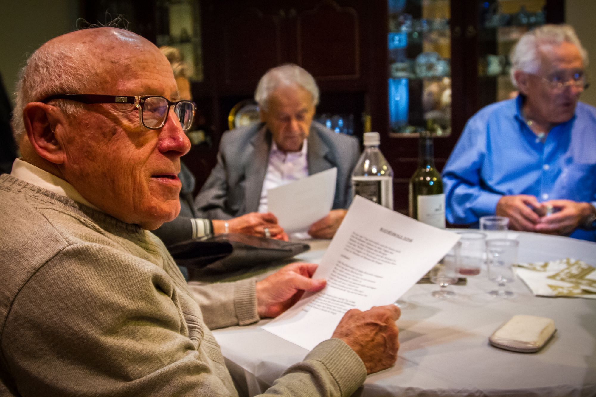 Jack Unikowski, 87, wird mir als "der Professor" vorgestellt. Später konnte man ihn jiddische Gedichte rezitieren hören, ausführlich und vollständig aus dem Gedächtnis. Auf diesem Bild sieht man ihn beim Singen des Buchenwald-Liedes, das ein österreichischer Buchenwald-Gefangener geschrieben hatte und nun eine Art Buchenwald-Boys-Hymne ist.