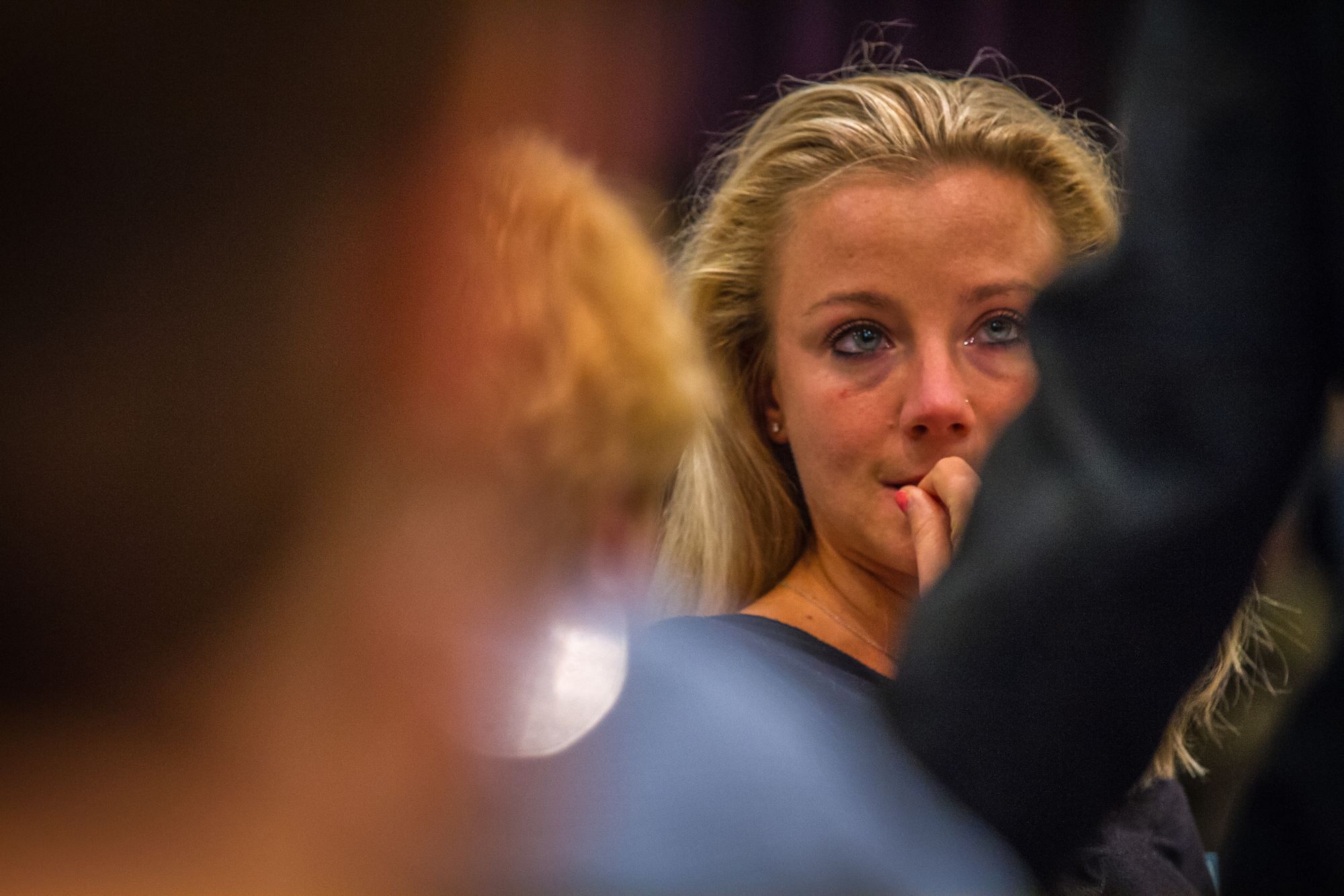 Tisch 7 trauerte um Sam Michalowicz. Im Bild sieht man seine Enkelin Naomi Lewis. Ihre Schwester Melissa Weinberg hatte am Morgen auf dem jüdischen Friedhof gesprochen: "Das war der erste 11. April ohne meinen Zaida. Ich weiß, dass es für viele von uns ein schwieriges Jahr war. Aber auch wenn es schwer fällt: Mein Zaida lehrte mich zu feiern, und das werden wir tun."