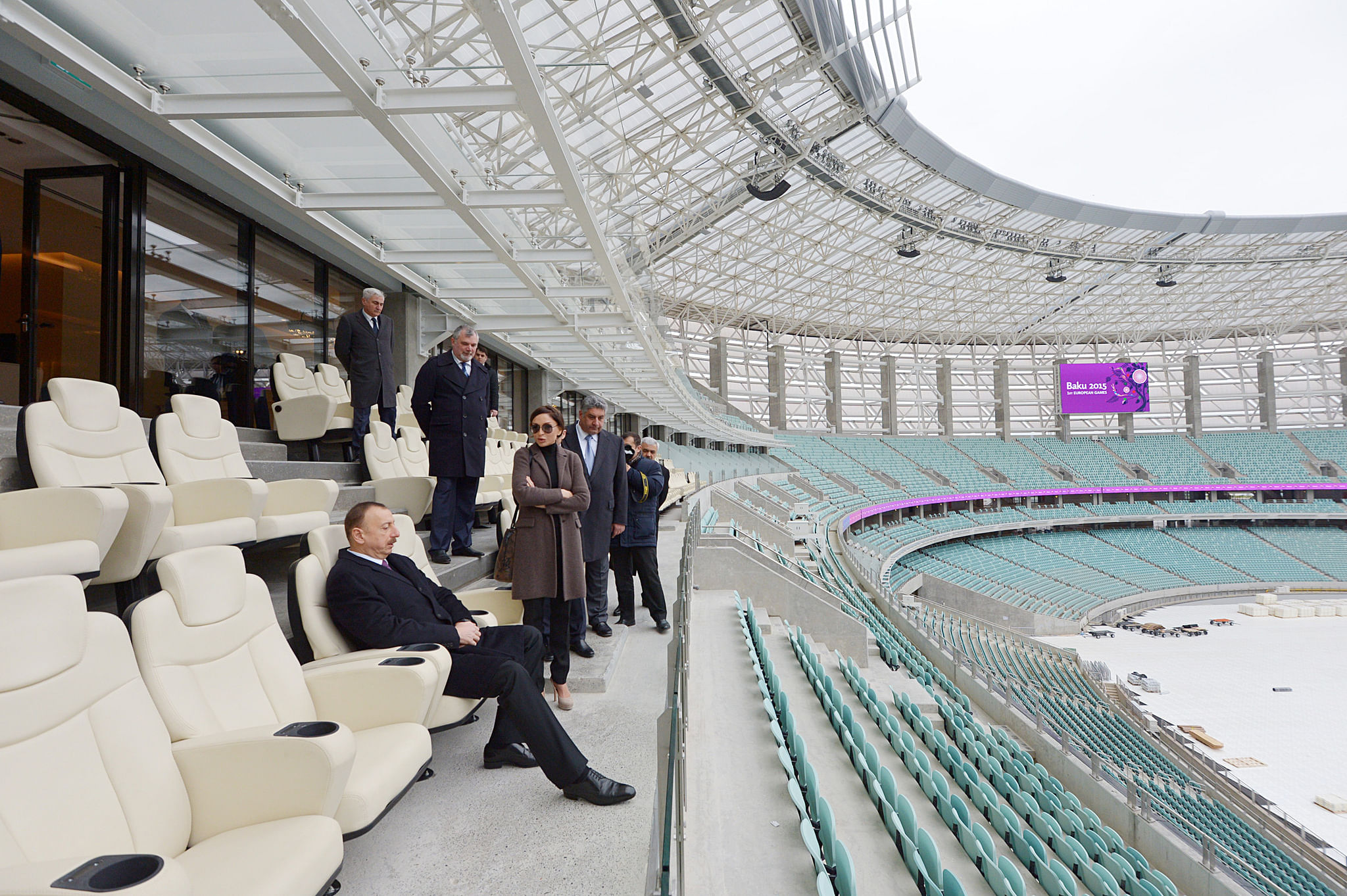 Probesitzen: Sportkamerad Alijew in Bakus nagelneuem Olympiastadion, wo die European Games eröffnet werden. Gemahlin Mehriban und der korpulente Sportminister Azad Rahimow sind stets in Reichweite, um Alijews genialen Gedanken zu lauschen.