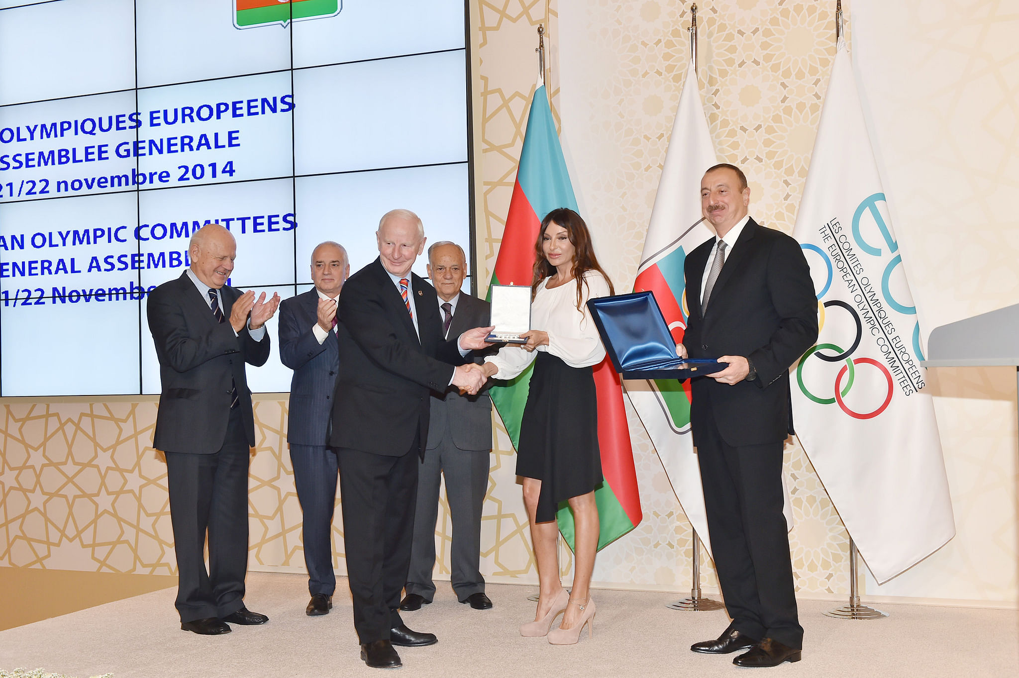 Gastgeschenke für das First Couple: Europas Olympiaboss und IOC-Vorstand Pat Hickey bei der EOC-Generalversammlung 2014 mit Mehriban und Ilham Alijew.