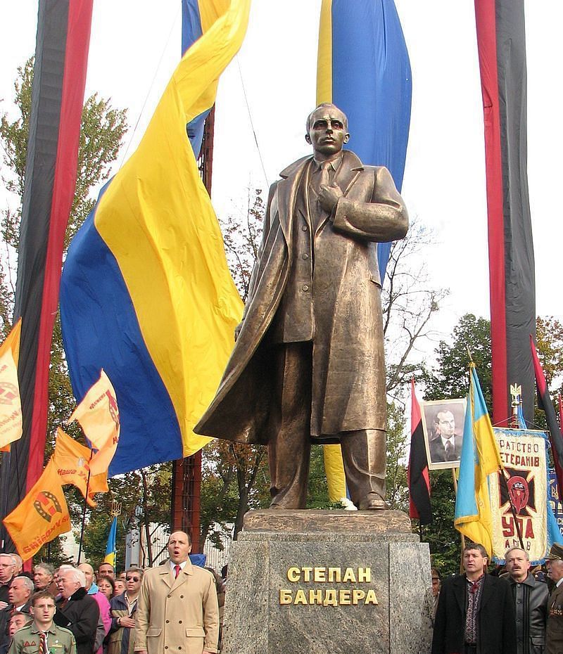 Seit der Orangefarbenen Revolution wurden im Westen des Landes mehrere Dutzend größere und kleinere Denkmäler für Stepan Bandera errichtet. Hier zu sehen die Eröffnung des Denkmals im Zentrum der Stadt Lemberg im Jahr 2007.