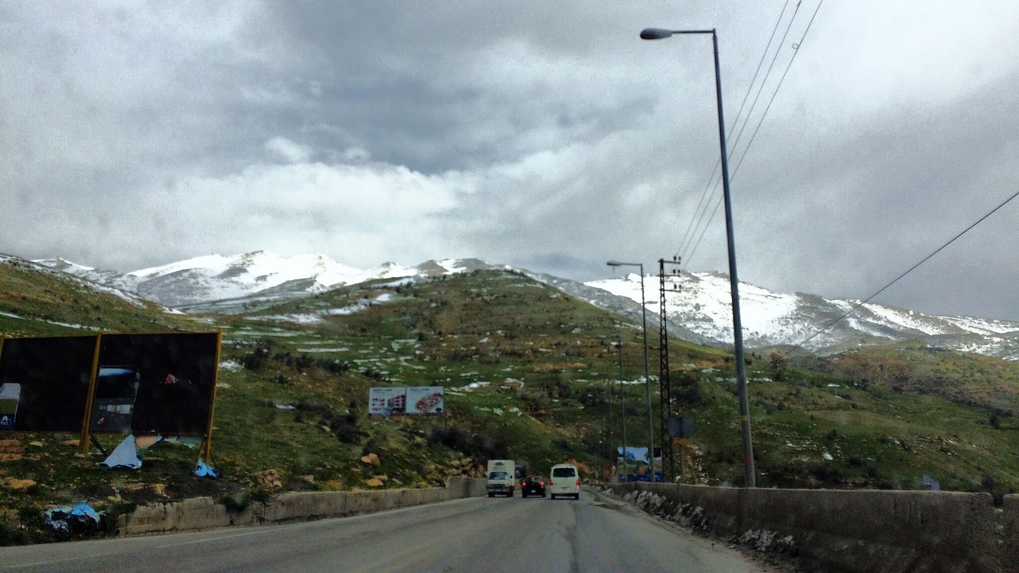 Der Weg in die Bekaa-Ebene, im Osten des Libanon