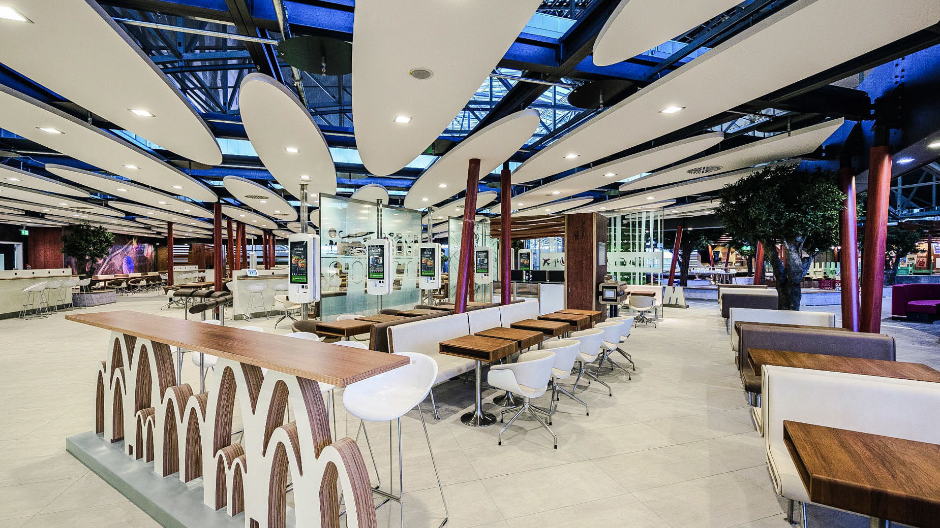 Am Frankfurter Flughafen will McDonald's beweisen, dass die Burgerkette mit der Zeit gehen kann.