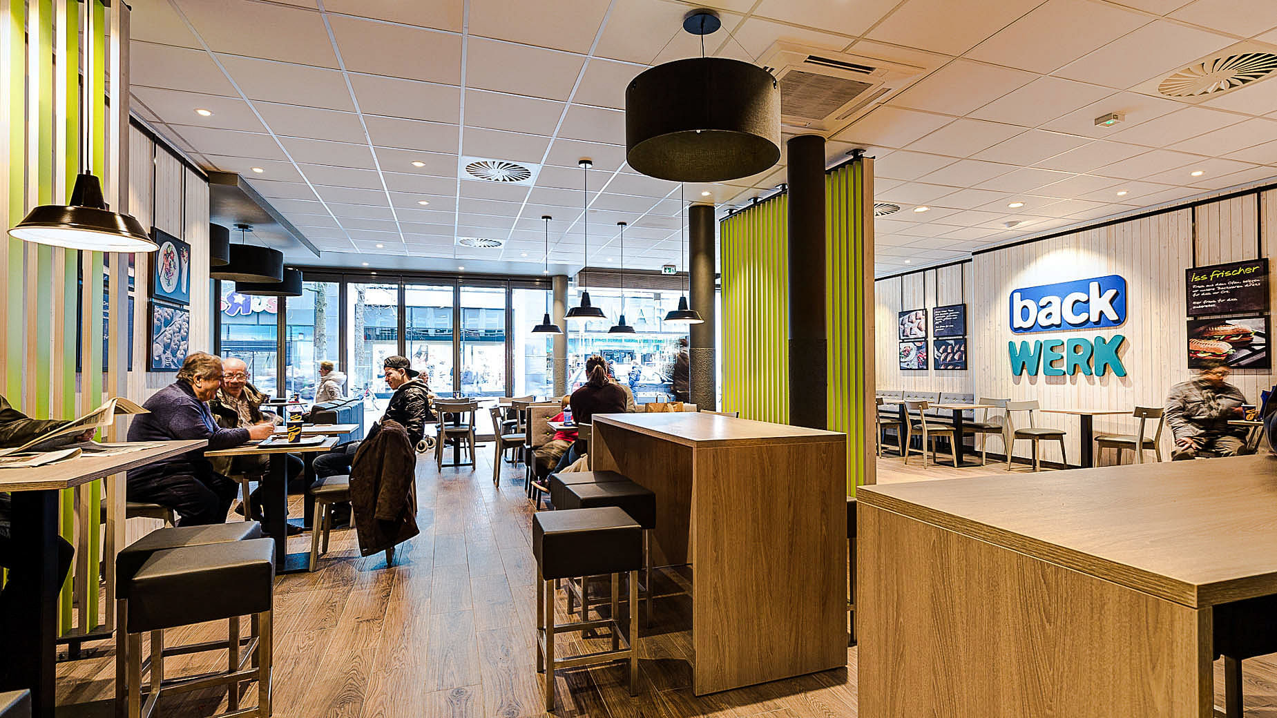 Platz zum Sitzen, Quatschen, Zeitunglesen: Neues BackWerk-Café in Krefeld.