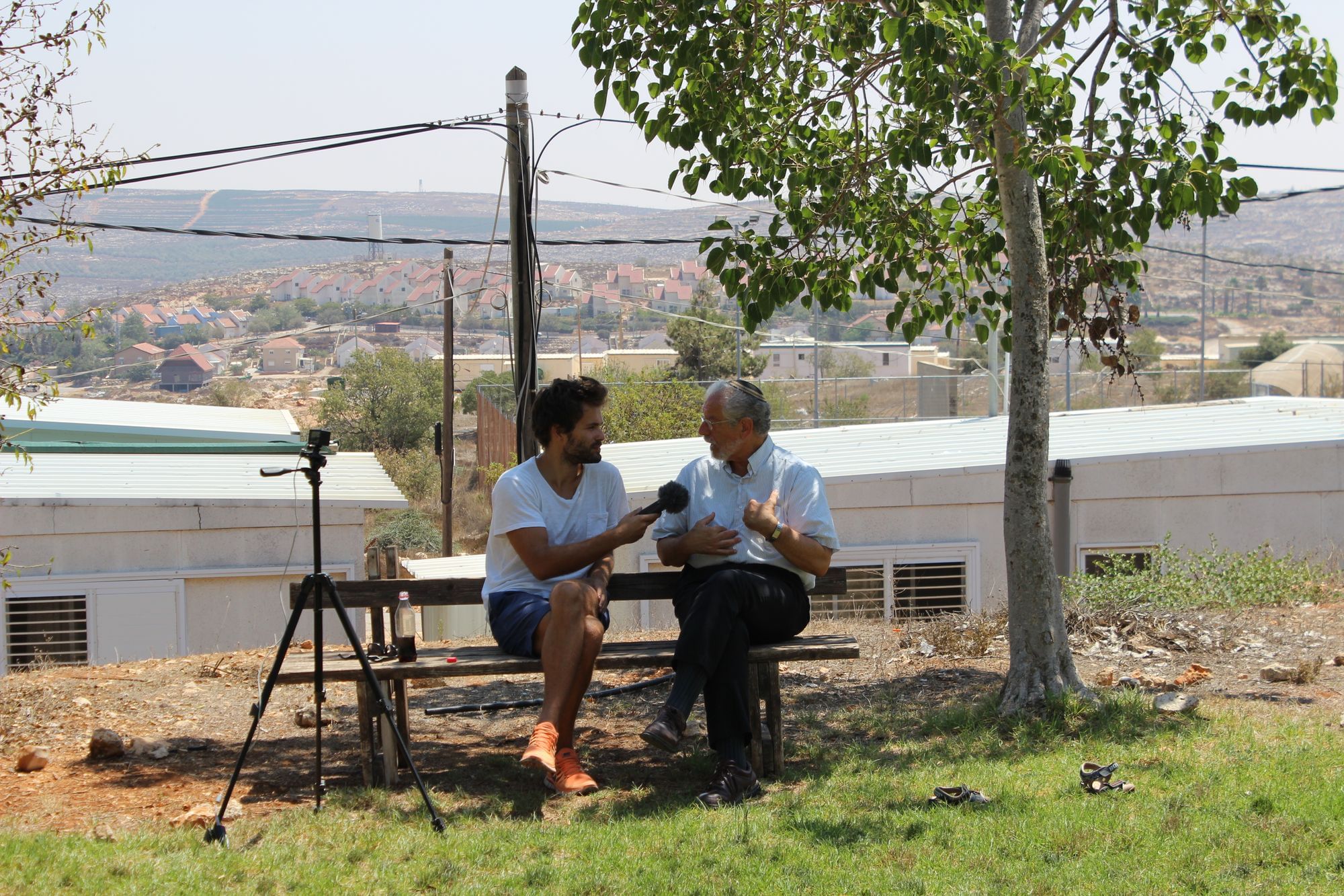 Yisrael Medad schlug vor, das Gespräch auf einer Parkbank am örtlichen Spielplatz der Siedlung zu führen. 