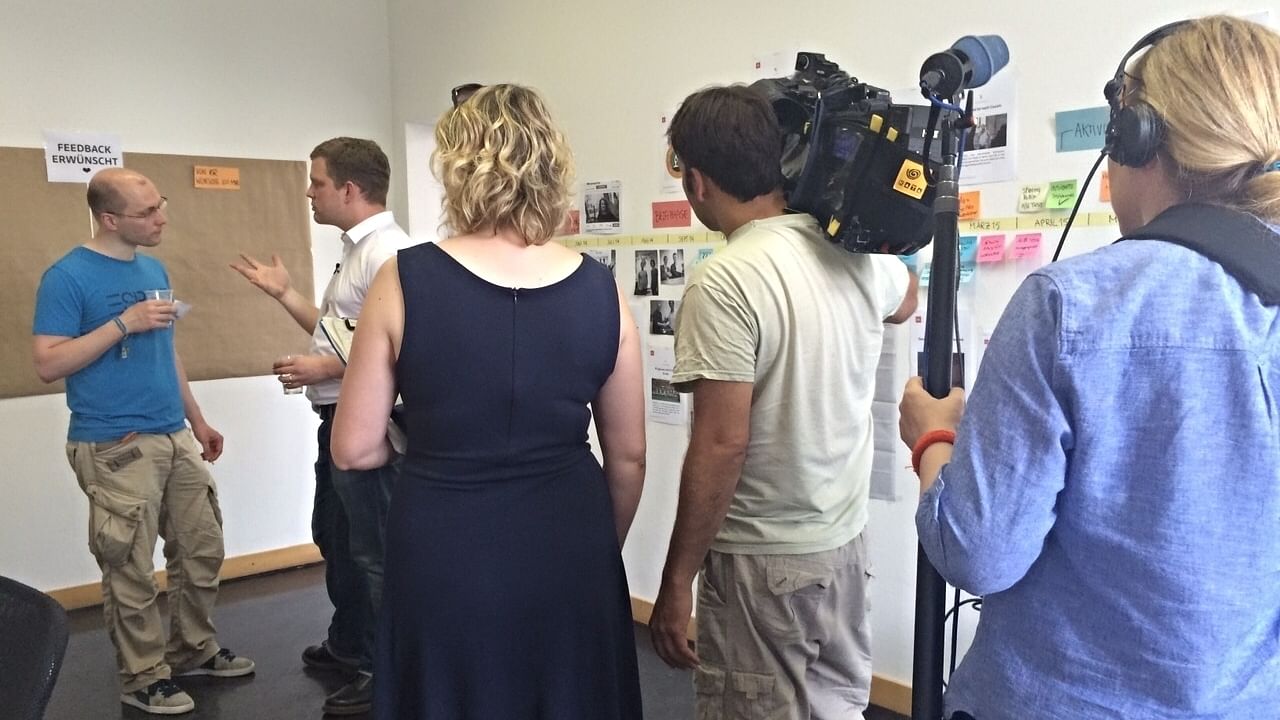 Diskussion vor der brauen Feedback-Wand
