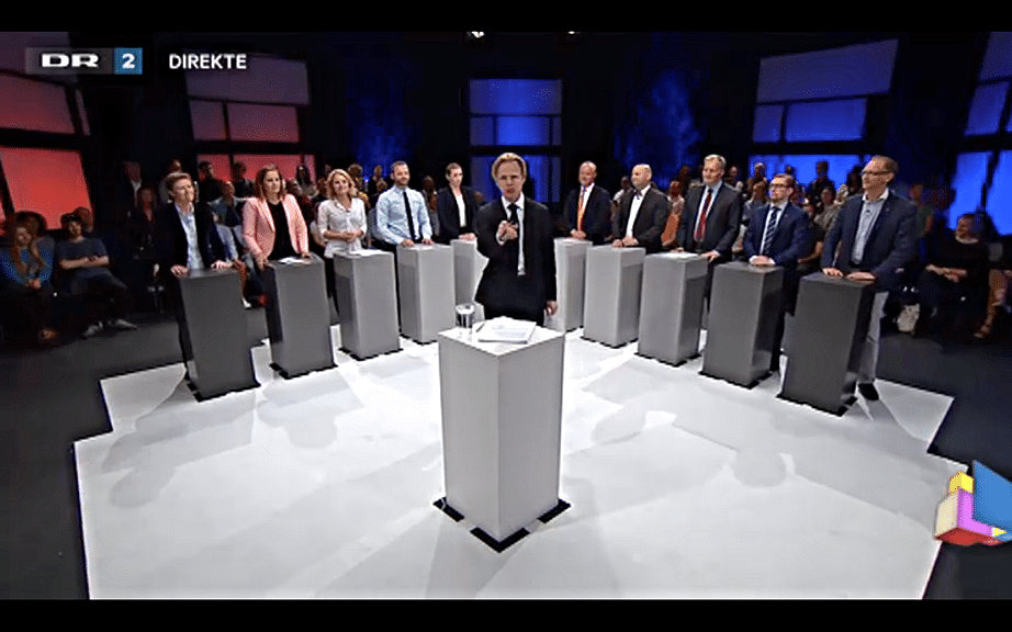 Kandidaten für die dänischen Parlamentswahlen in einer TV-Debatte – auf der linken Seite der rote Block, rechts die Mitte-Rechts-Parteien.