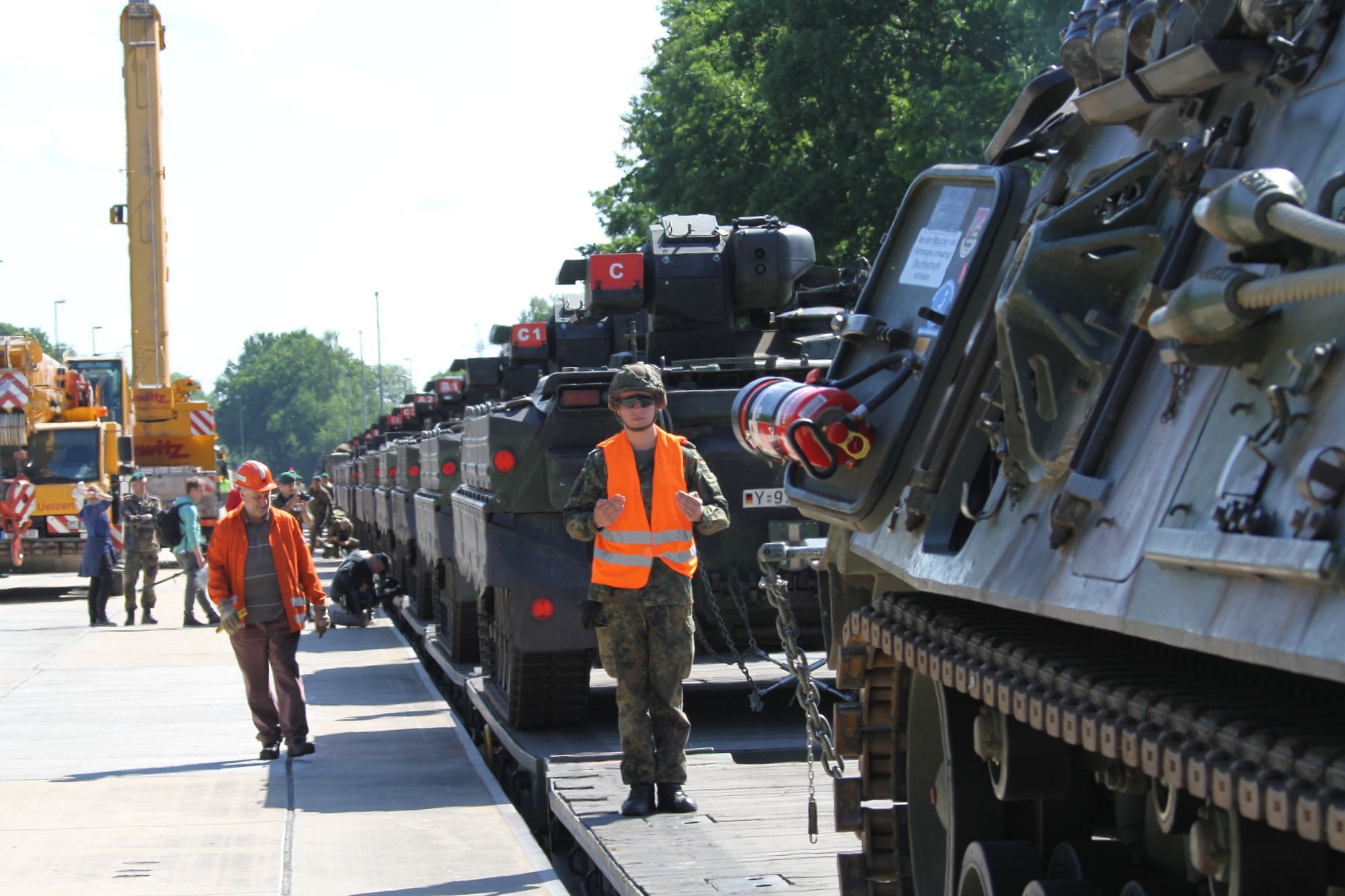 Verladung der deutschen Schützenpanzer für den Bahntransport