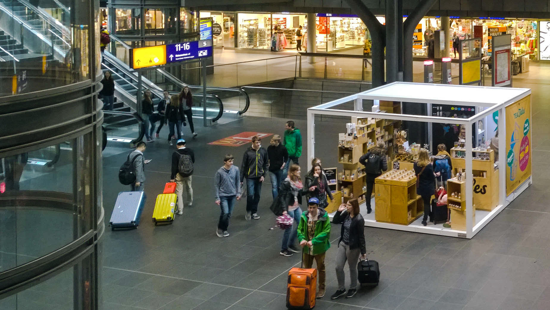 Am Berliner Hauptbahnhof trackt die Bahn Kundenströme am Pop-up-Store.