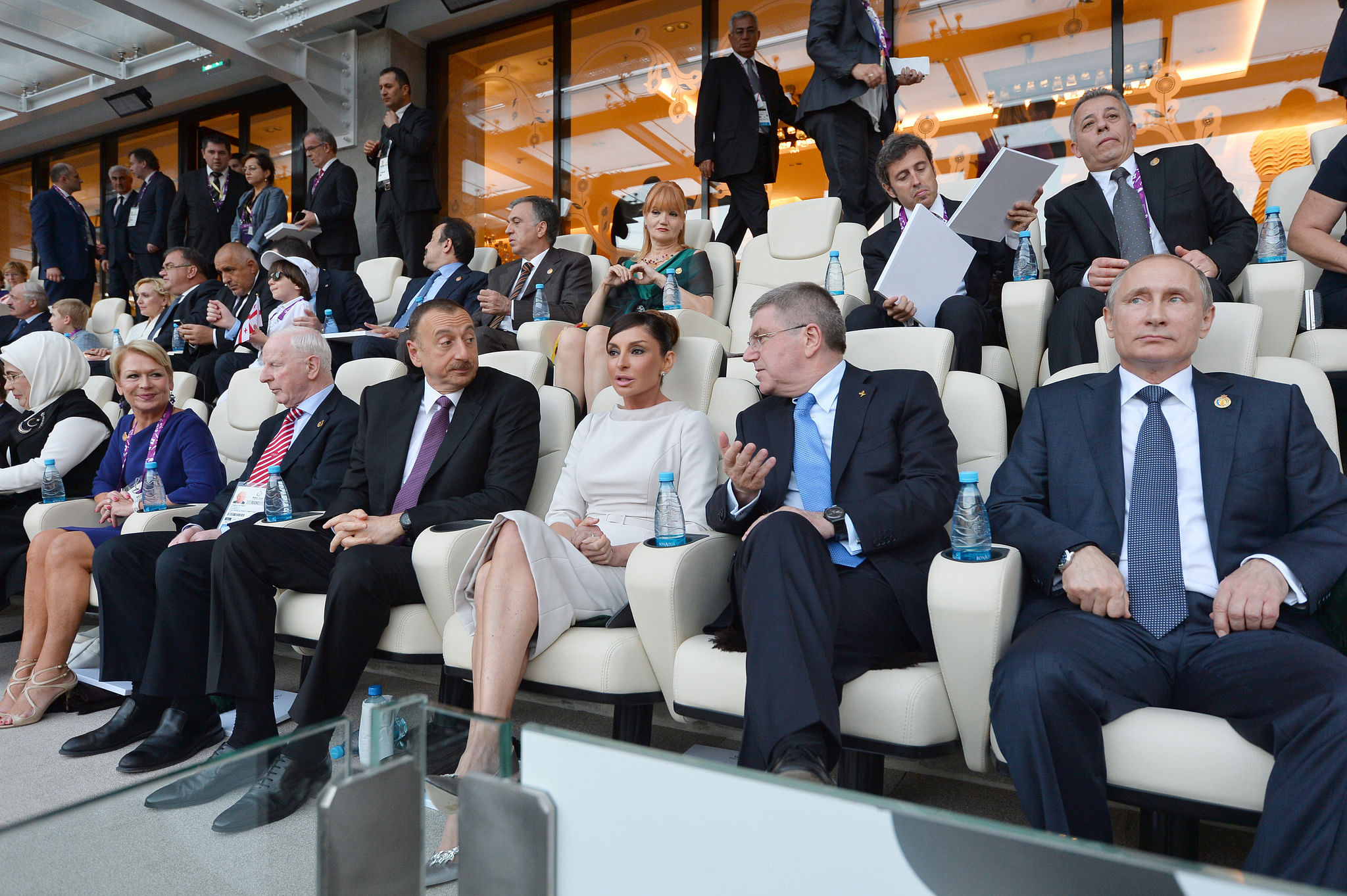 Wenn IOC-Präsident Thomas Bach mal nicht neben Wladimir Putin, Ílham Alijew und anderen Sportkameraden auf der Tribüne sitzt, wie hier zur Eröffnung der umstrittenen European Games in Baku, dann schließt er gern milliardenschwere TV-Verträge ab.