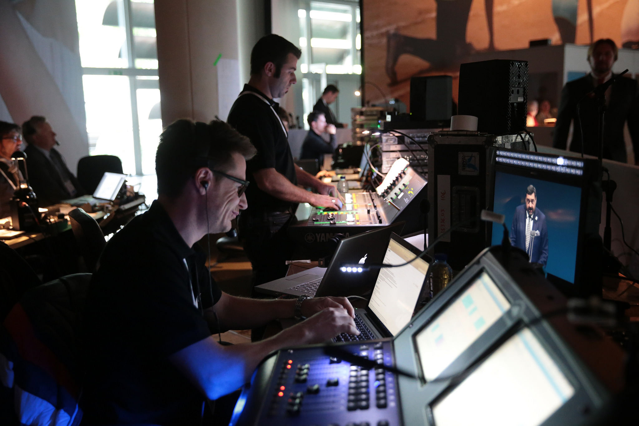 Im Schaltraum: Produktion der Übertragung von der 127. IOC-Session, als die Einführung des Olympic Channel beschlossen wurde. Gerade hält der Grieche Yiannis Exarchos (Monitor rechts) seinen Vortrag, der CEO der IOC-TV-Firma Olympic Broadcasting Services (OBS).