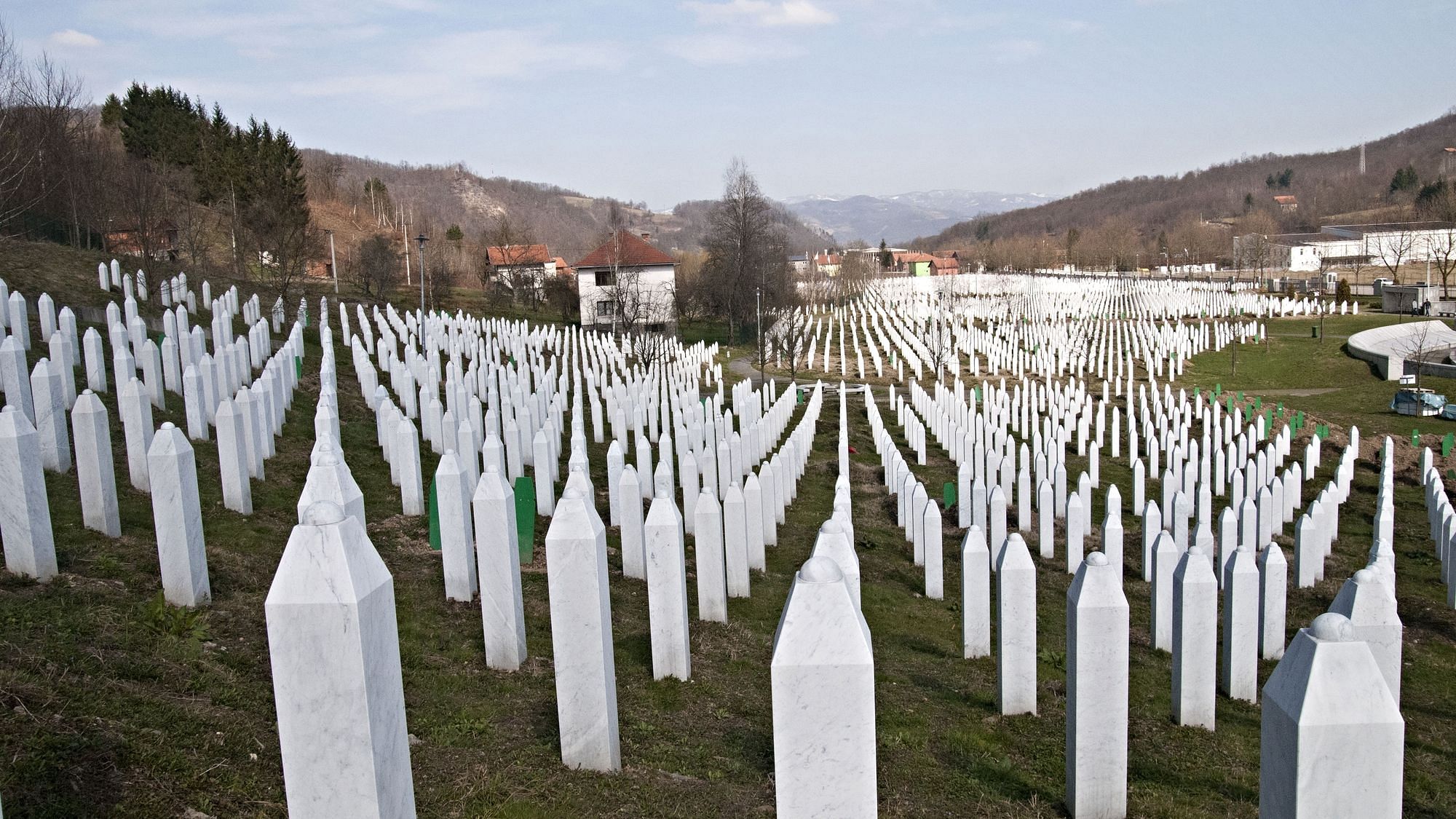 Der Friedhof in Potocari. Jedes Jahr am 11. Juli werden hier die neu identifizierten Opfer des Massakers in Srebrenica beigesetzt.