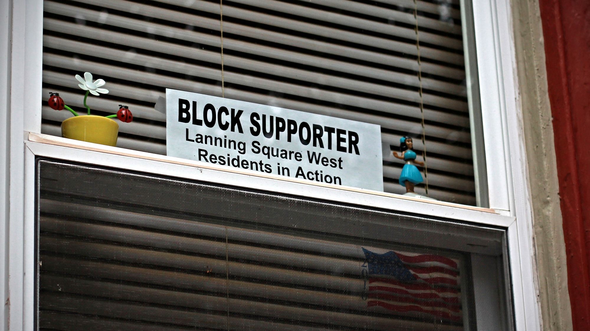 Mit einem Schild im Fenster signalisiert ein Anwohner, dass er an der Block Supporter Initiative teilnimmt.