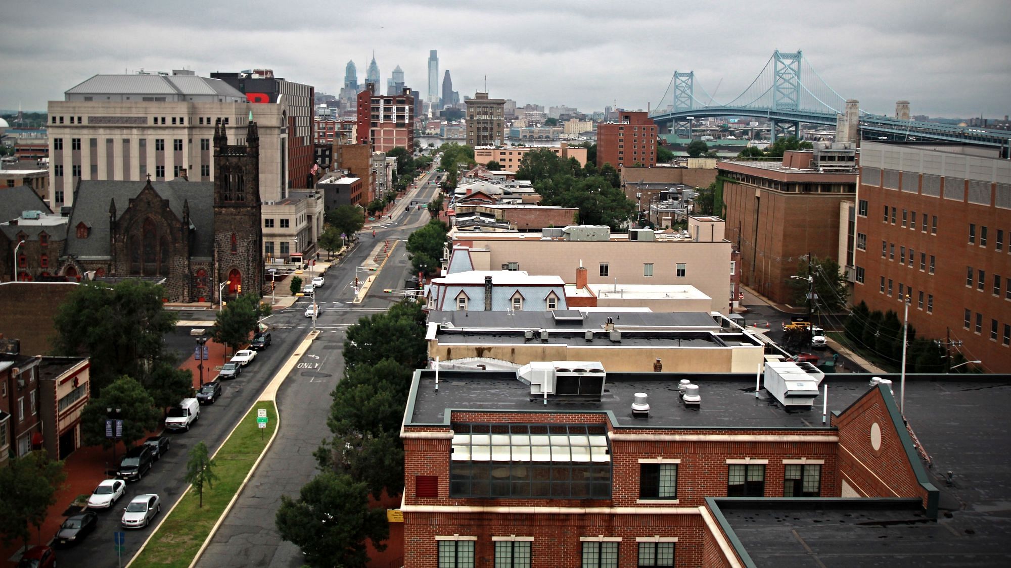 Das herausgeputzte Downtown Camden aus der Vogelperspektive: Im Hintergrund die Waterfront vor der Skyline von Philadelphia, rechts die Ben-Franklin-Brücke.