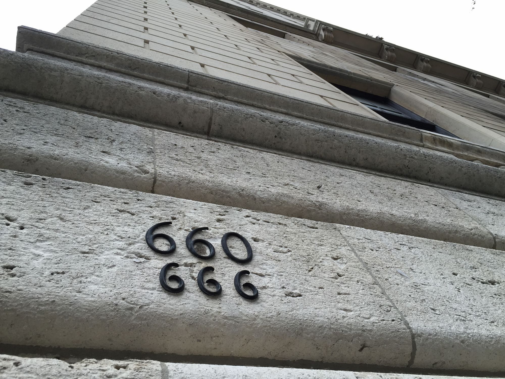 Drei Stockwerke in 660 Park haben ihre eigene Hausnummer: 666. Sie gehören zur Maisonette-Wohnung einer ehemaligen Vanderbilt-Gattin.