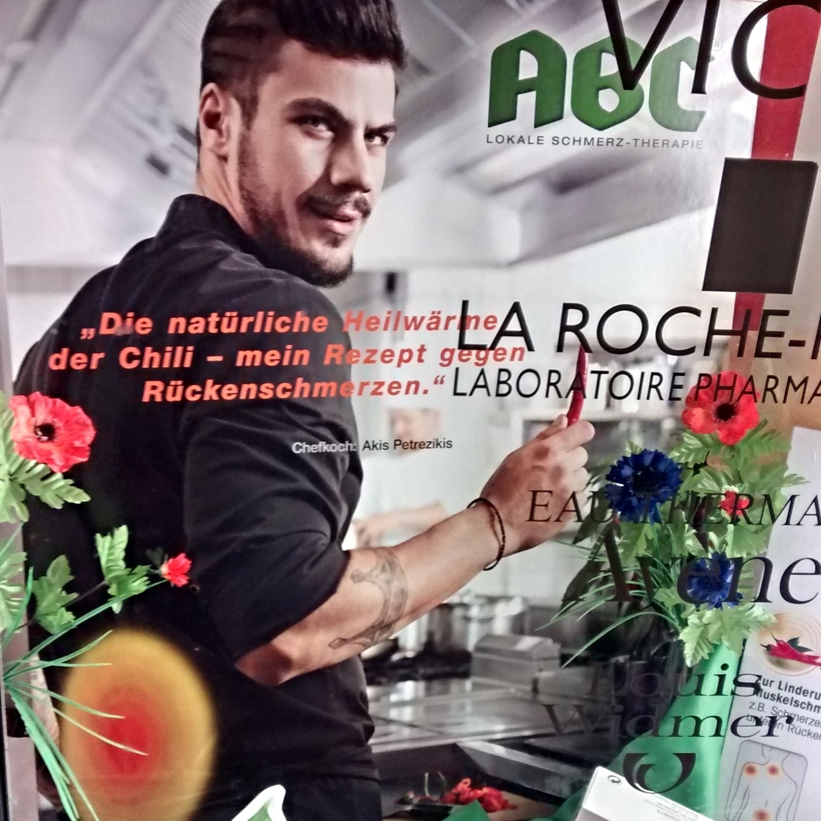 Zu Fuß auf dem Nachhauseweg stoße ich auf das Surrealste, was ich in Berlin gesehen habe. Ein nicht-so-berühmter-aber-talentierter griechischer Chefkoch posiert auf einem Schmerzmittelplakat in einer Apotheke!