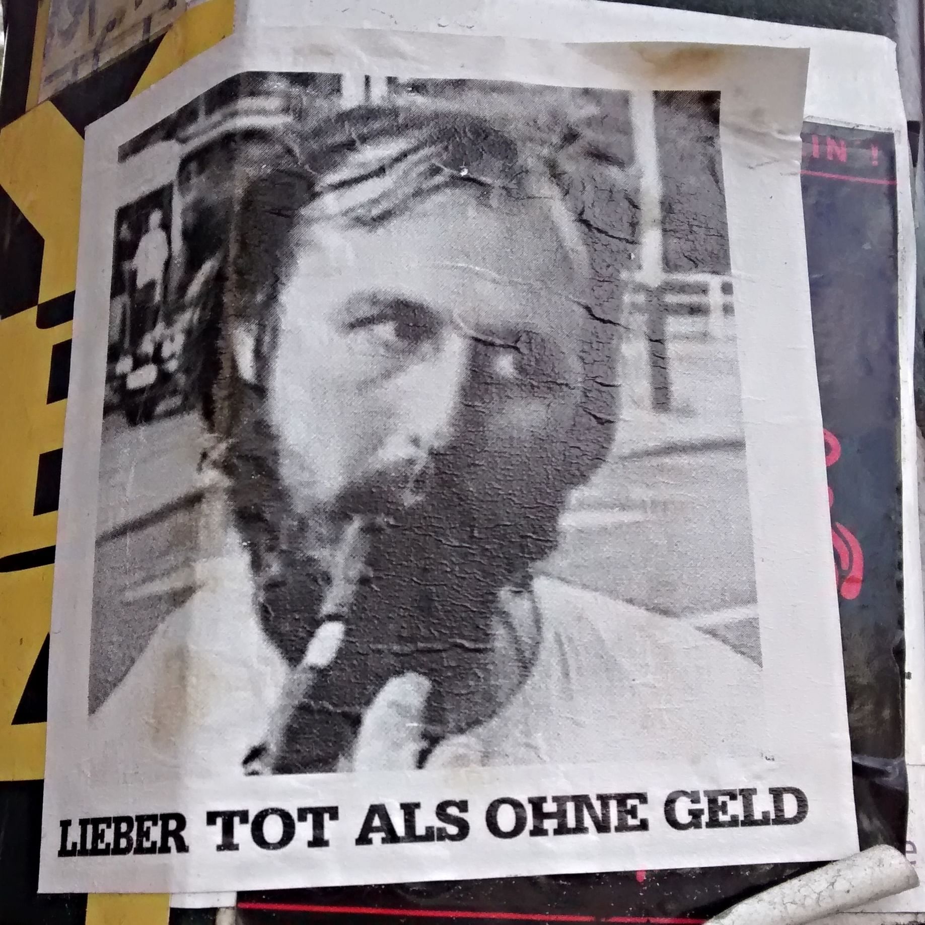 Tassos: "Aber dies ist ein sehr lustiger Aufkleber, den ich mehrmals in Berlin sah."