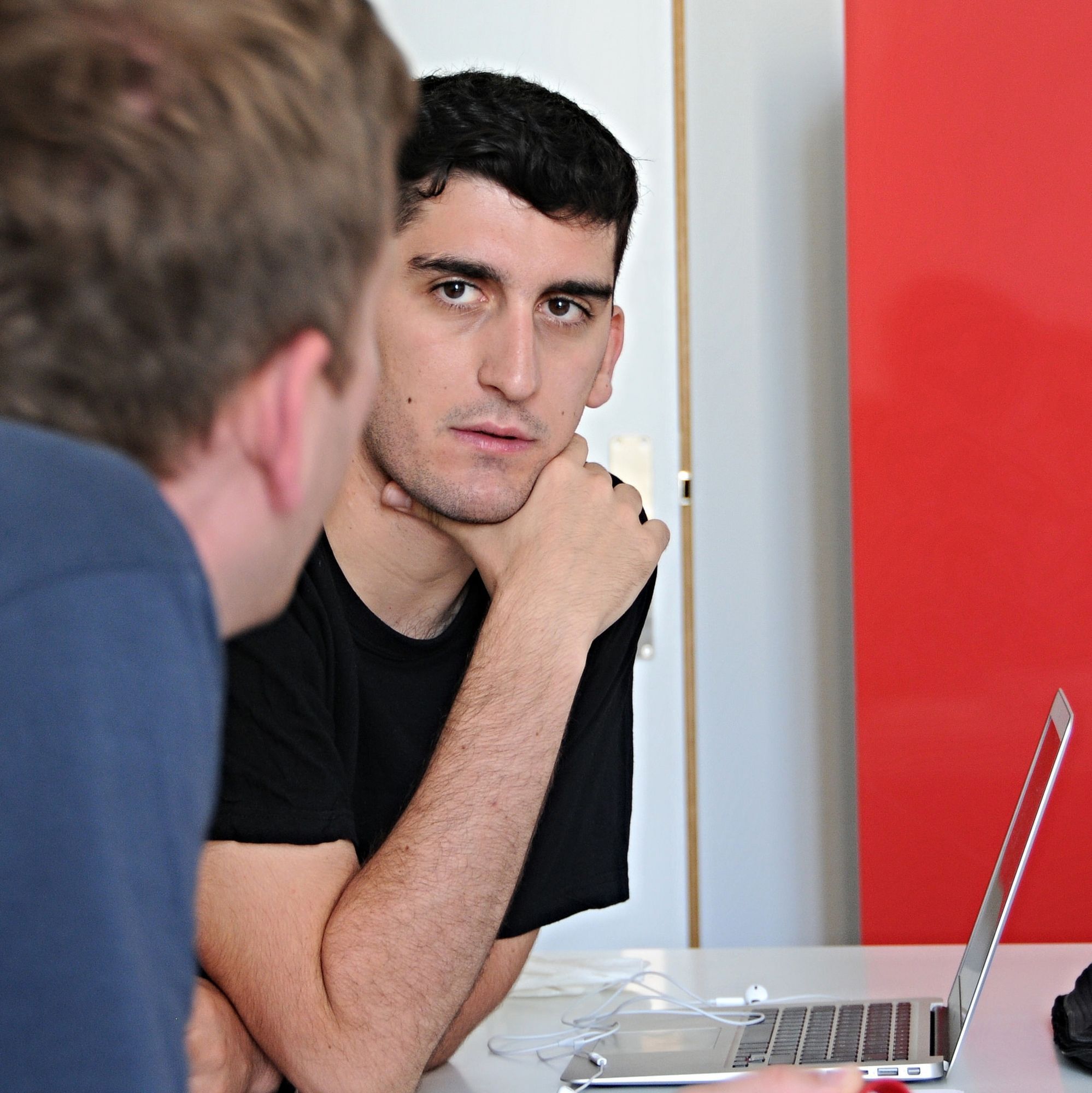 Tassos Morfis schreibt für das Athener Online-Magazin Popaganda und arbeitet als Journalist für internationale Medien. Als Producer der Foto- und Video-Agentur FOS Photos produziert er Dokumentarfilme, zuletzt für den bekannten britischen Journalisten Paul Mason (Channel Four). Sein Projekt Athens Live ist eine Art griechischer Krautreporter werden.