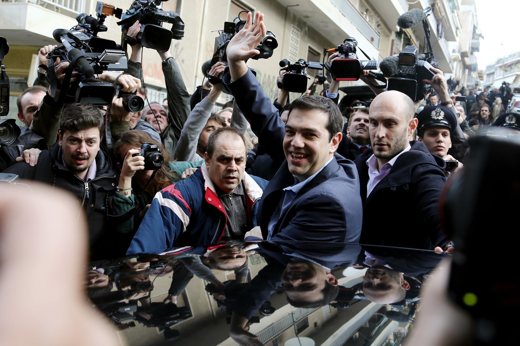 Sieger der Parlamentswahl vom 25. Januar 2015 ist die von Alexis Tsipras angeführte linksradikale Partei Syriza. Tsipras winkt nach Stimmabgabe in einem Wahllokal in Athen seinen Unterstützern zu.