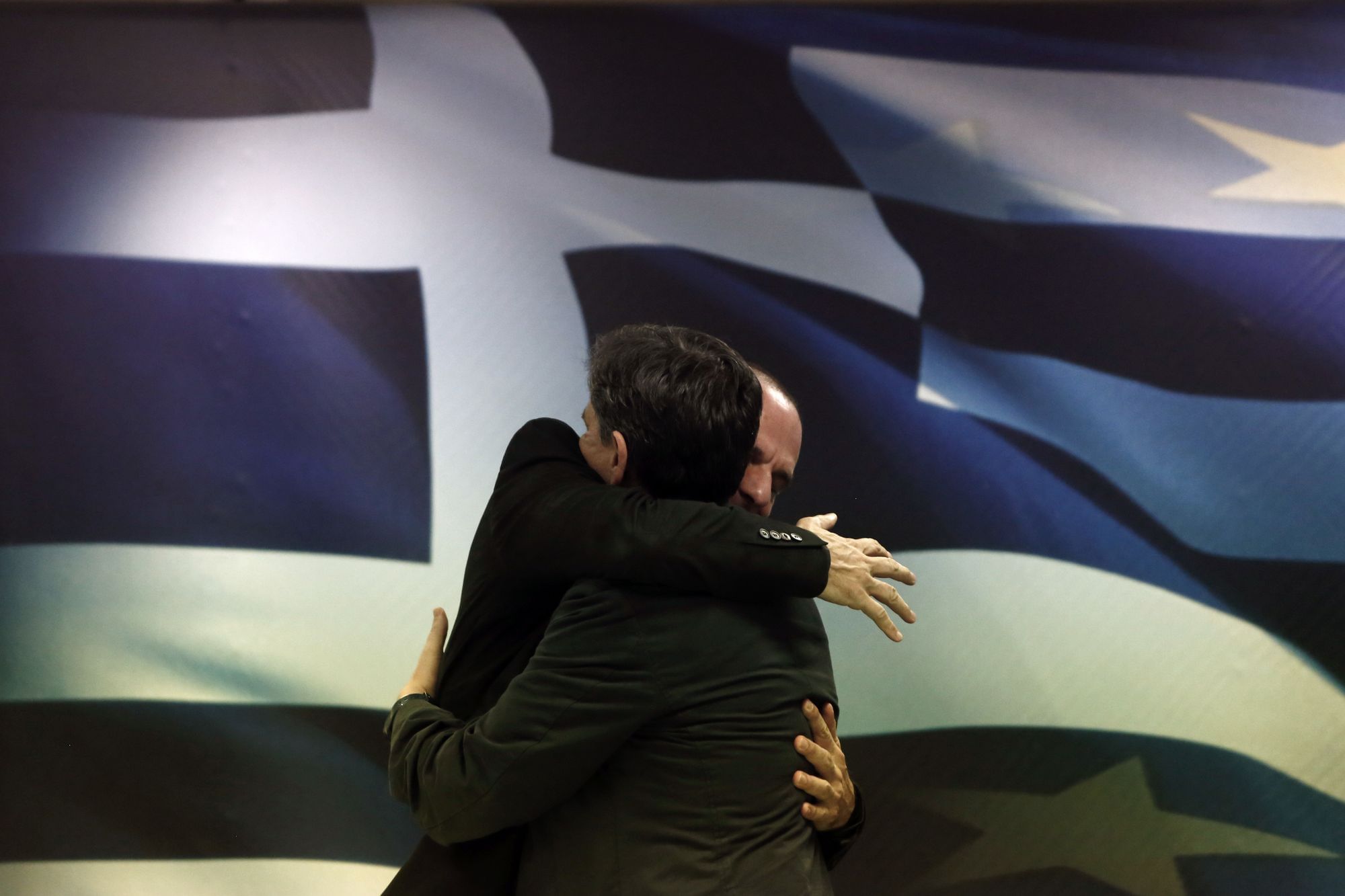 Ende einer sehr kurzen Ära: Der scheidende griechische Finanzminister Yanis Varoufakis umarmt am 6. Juli seinen Nachfolger Euklides Tsakalotos, Wirtschaftsprofessor und bis dato Vize-Außenminister.