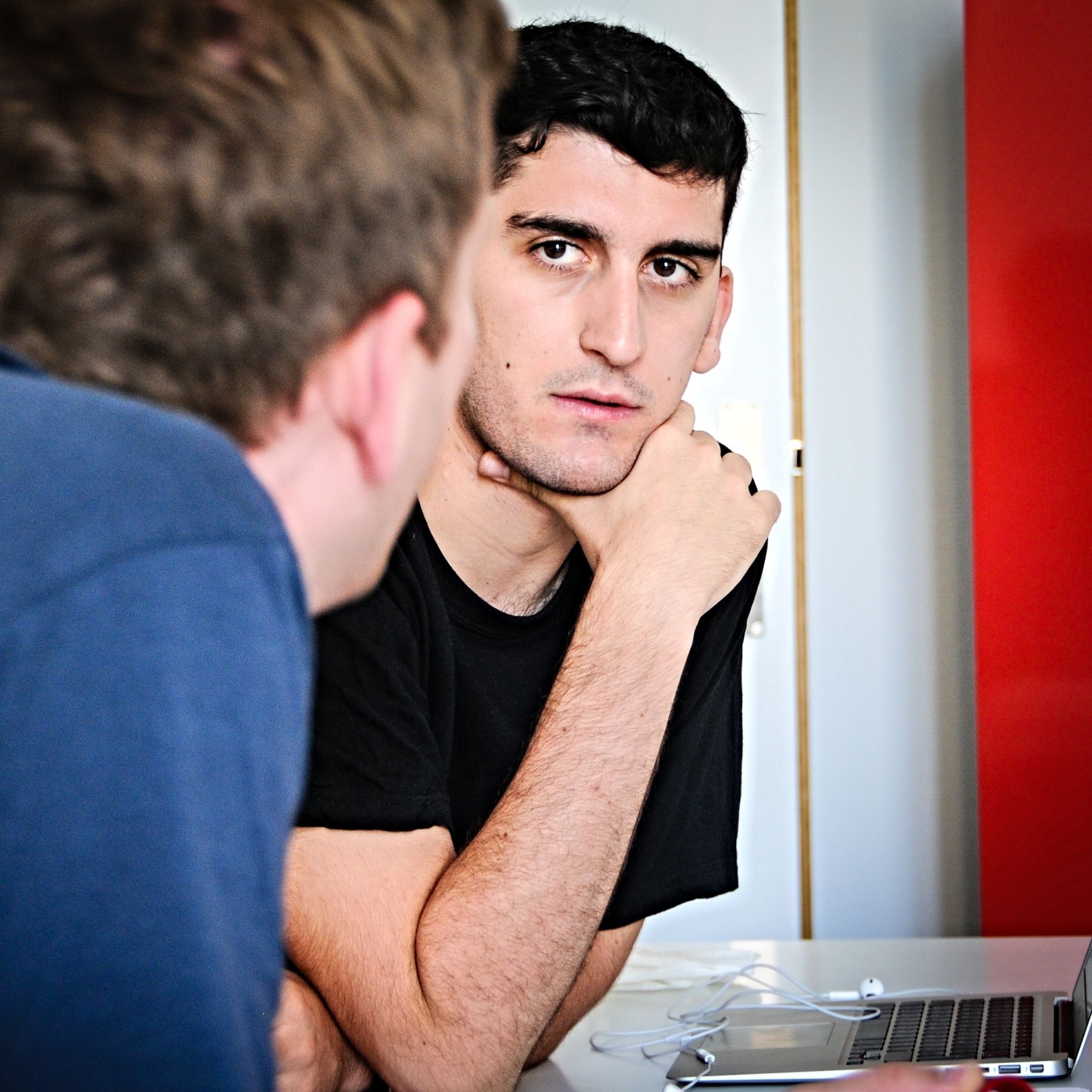 Tassos Morfis schreibt für das Athener Online-Magazin Popaganda und arbeitet als Journalist für internationale Medien. Als Producer der Foto- und Video-Agentur FOS Photos produziert er Dokumentarfilme, zuletzt für den bekannten britischen Journalisten Paul Mason (Channel Four). Sein Projekt Athens Live könnte möglicherweise zu einer Art griechischem Krautreporter werden. Stay tuned.