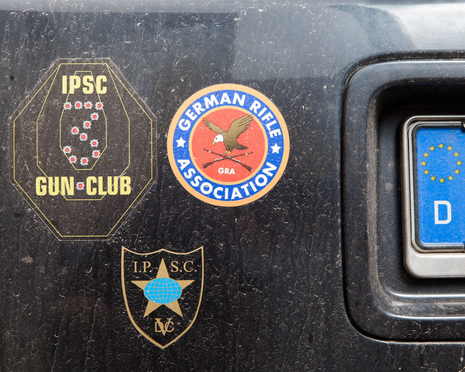 Waffen-Club-Aufkleber an einem Auto.